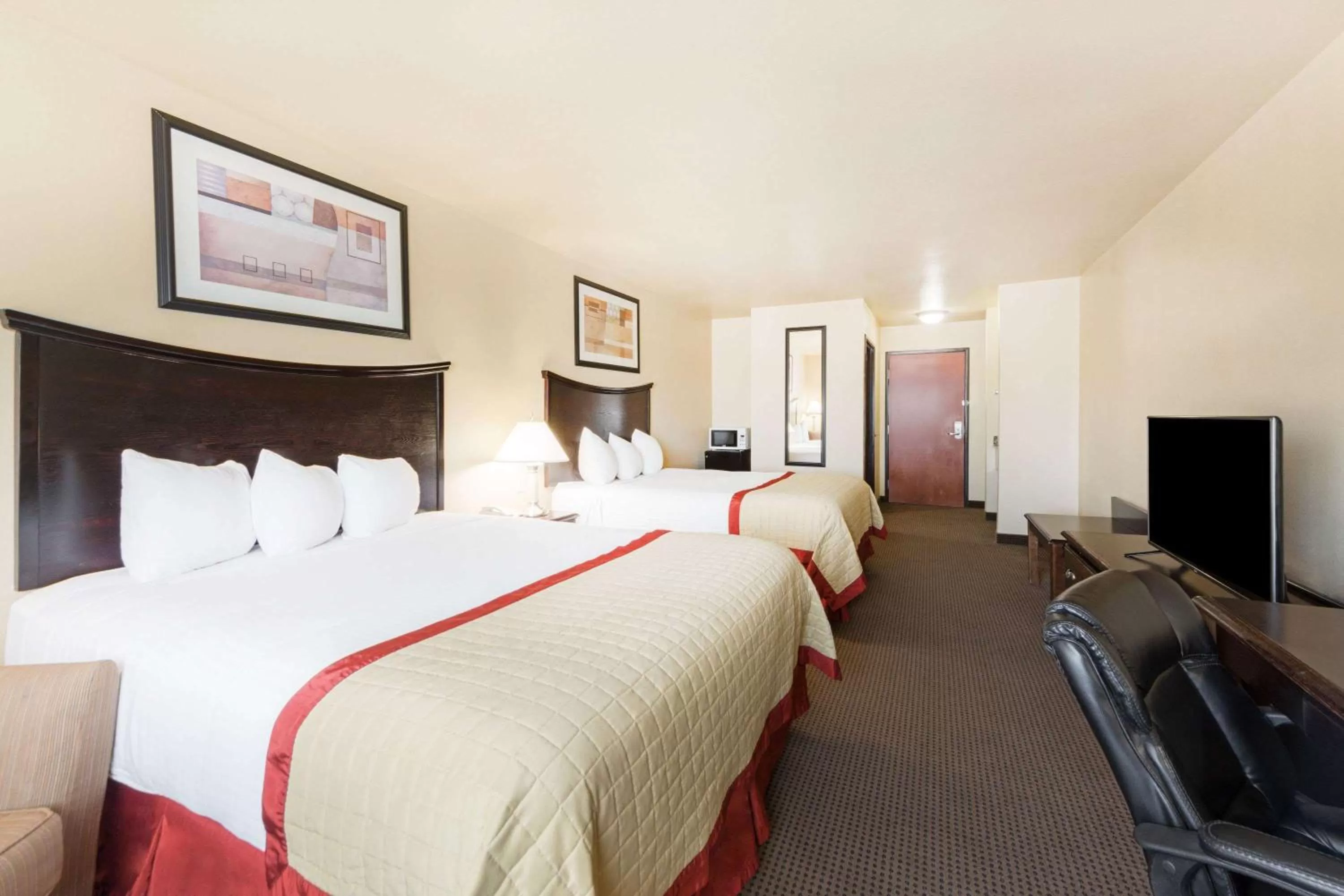 Deluxe Queen Room with Two Queen Beds - Non-Smoking in Baymont by Wyndham Perryton