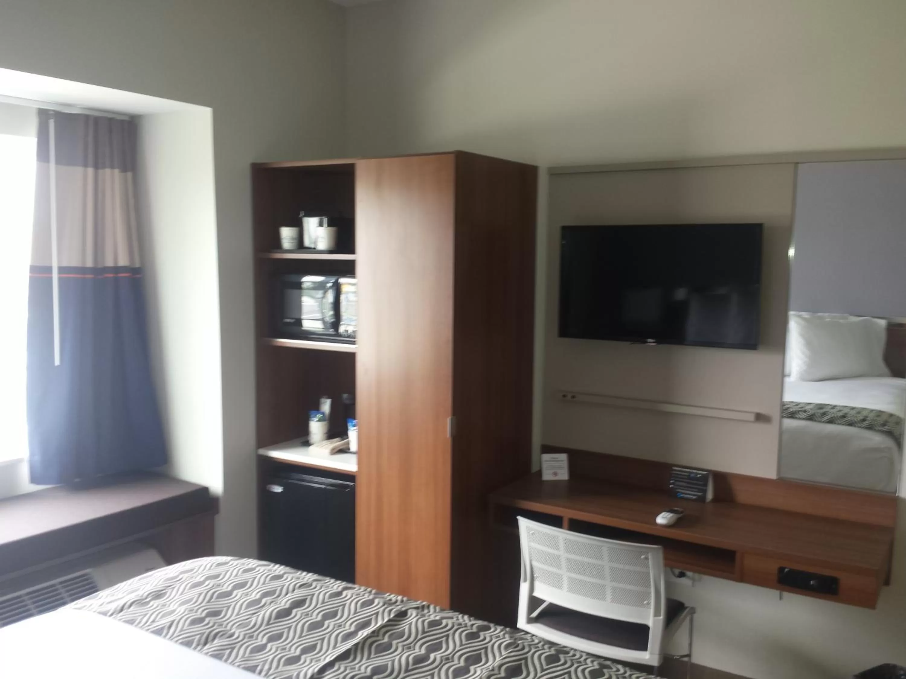 Queen Studio Suite - Non-Smoking in Microtel Inn & Suites by Wyndham Philadelphia Airport Ridley Park