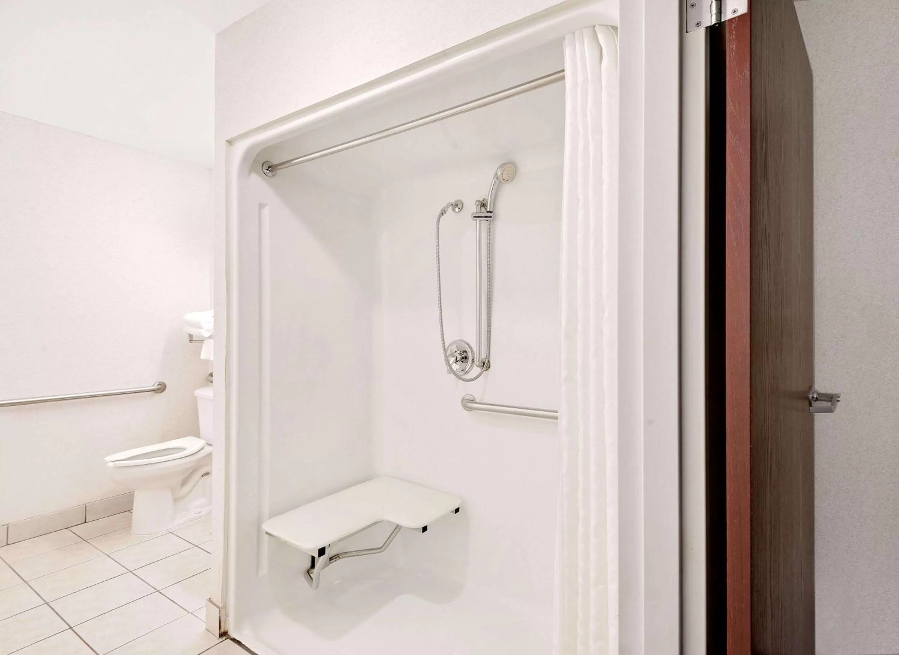 Queen Room - Disability Access/Non-Smoking in Microtel Inn & Suites by Wyndham Hagerstown by I-81