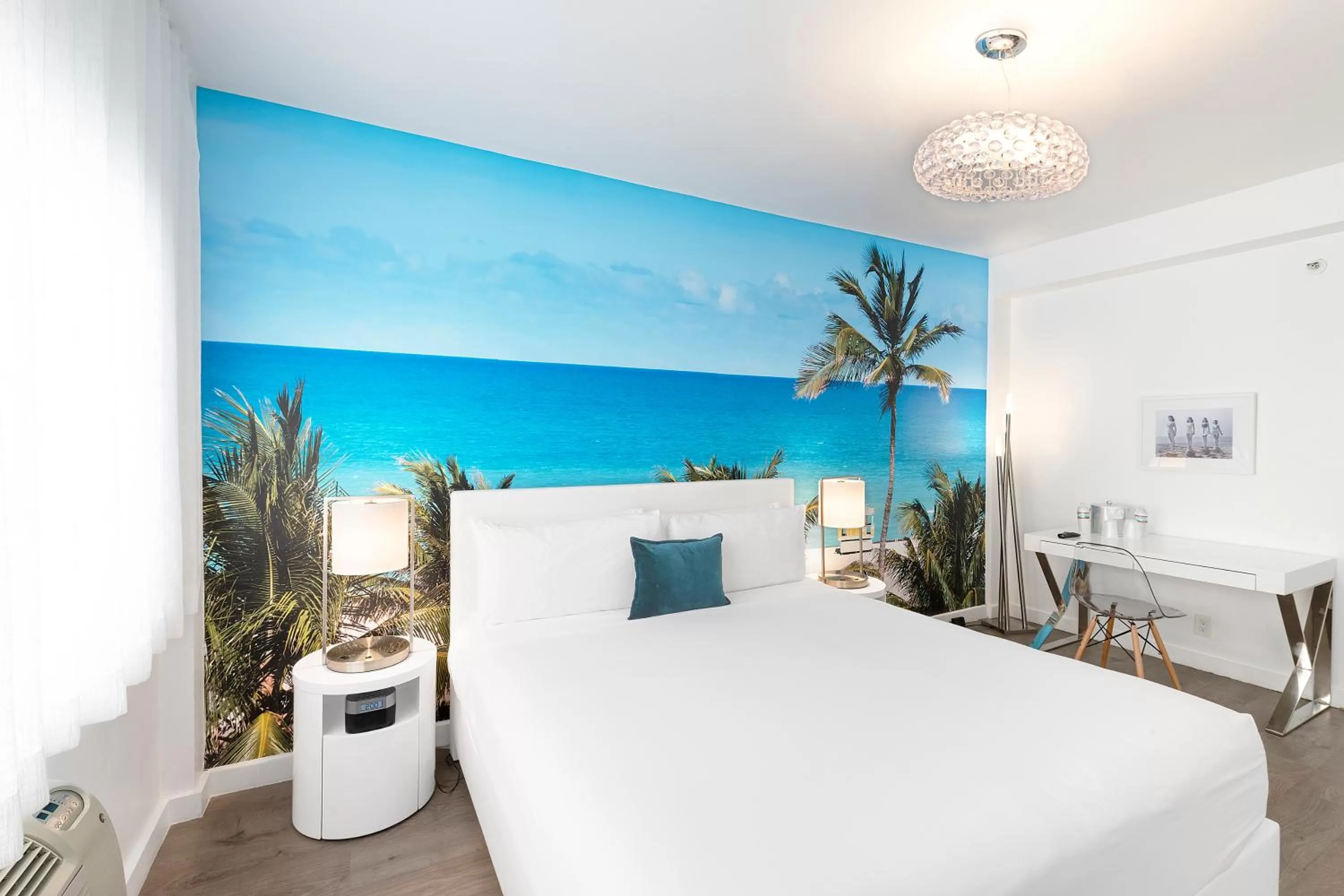 Traditional Room 1 King bed OR Traditional Room 1 King bed with rollaway bed in Penguin Hotel