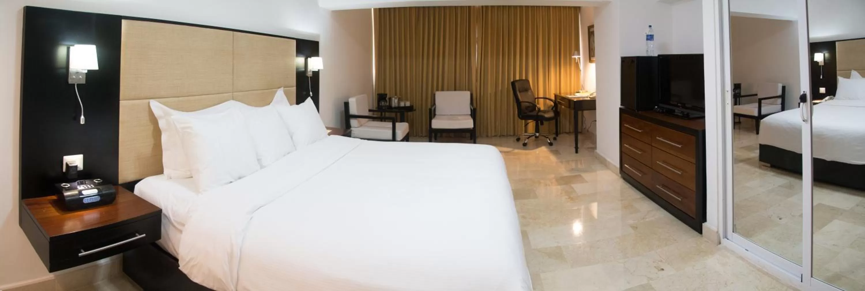 Premium One-Bedroom King Suite with Sofa Bed - Non-Smoking in Radisson Hotel Santo Domingo