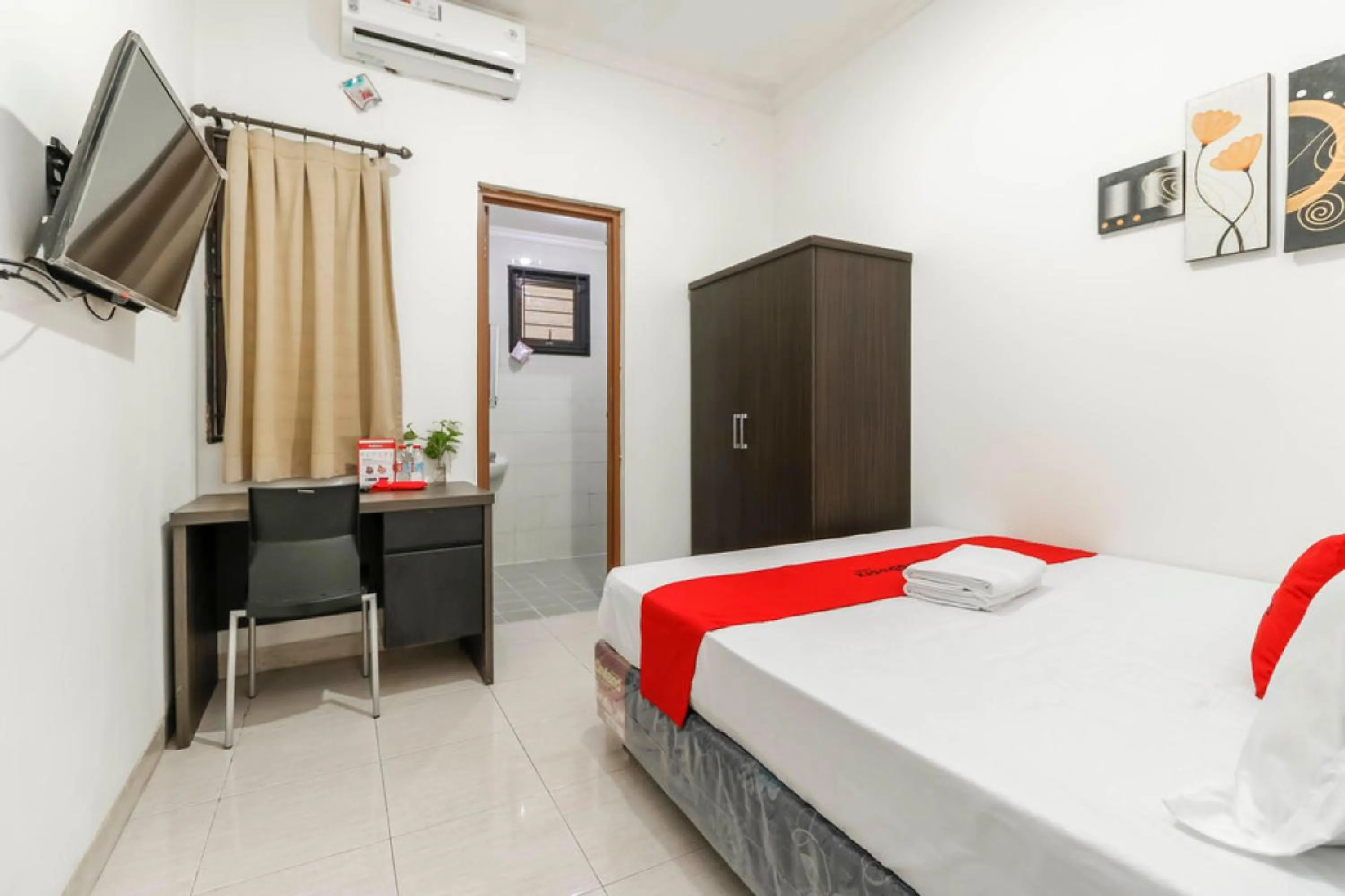 RedDoorz Double Room in RedDoorz Plus near Trisakti University