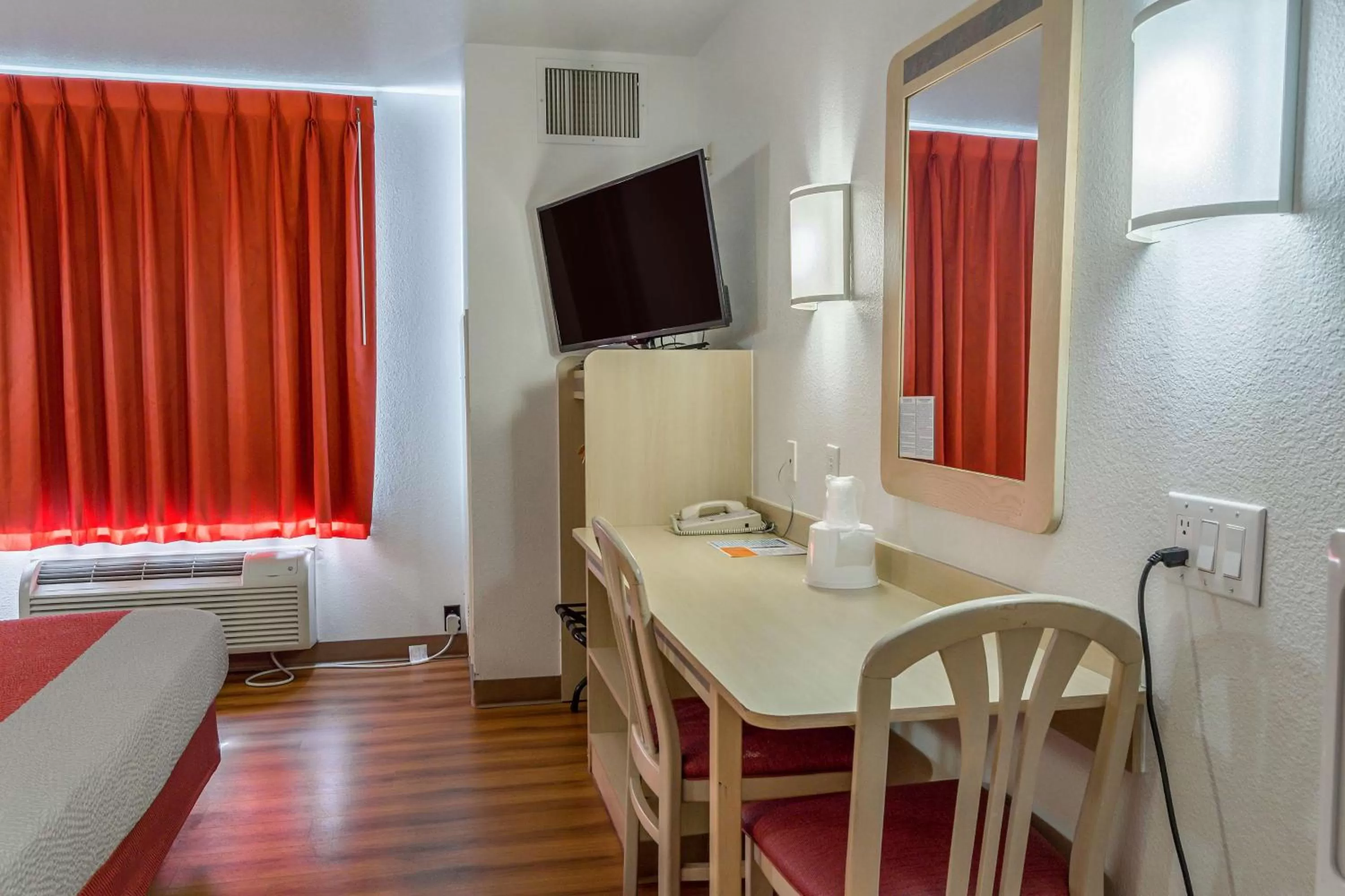 Queen Room - single occupancy - Non-Smoking in Motel 6-Redmond, OR