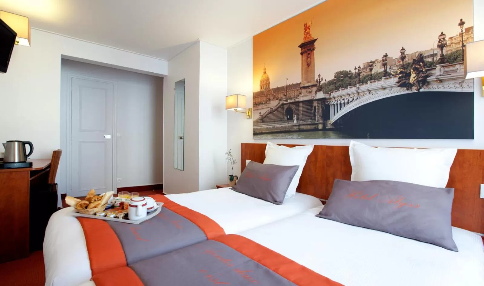 Twin Room in Alyss Saphir Cambronne Eiffel