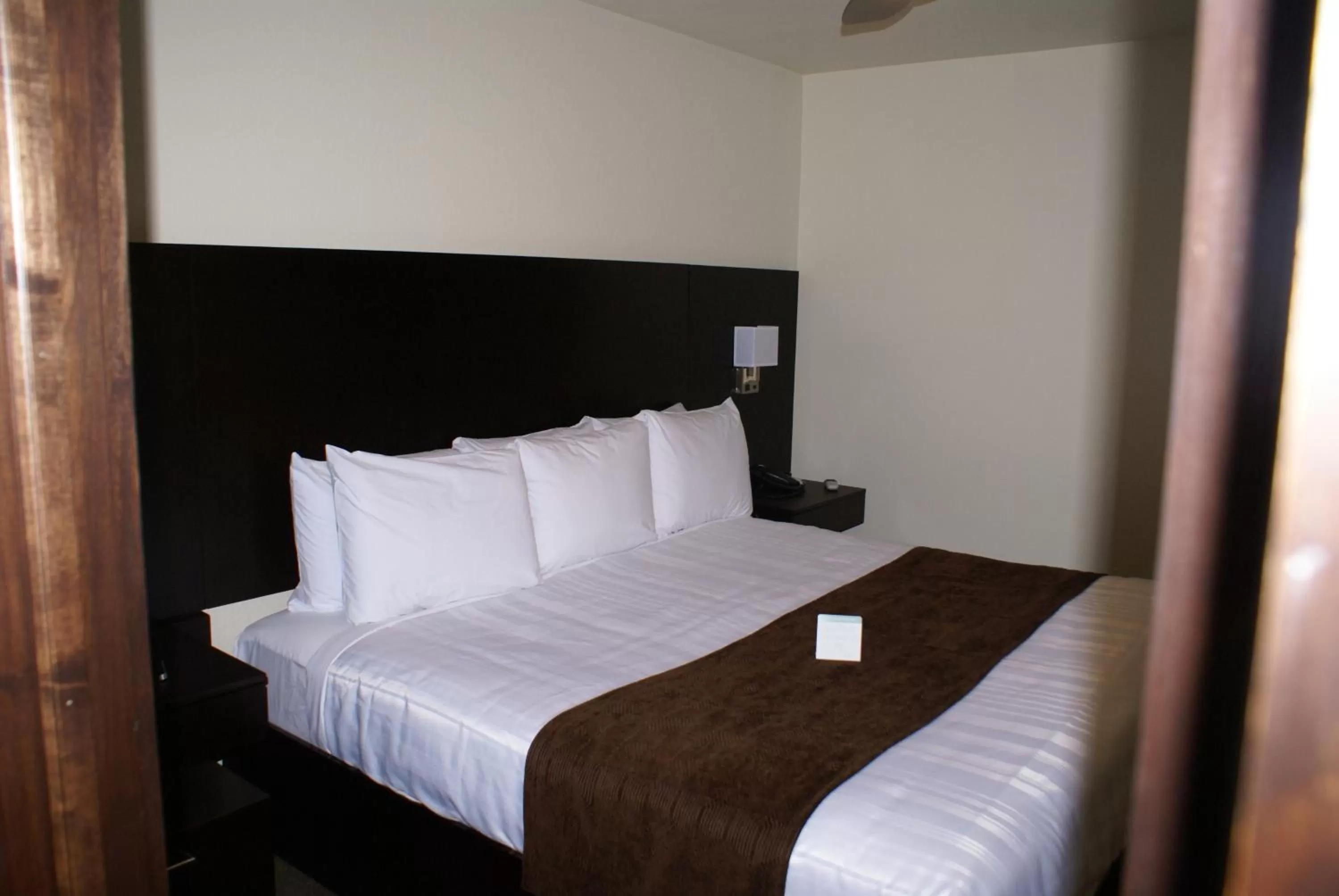 Standard King Room in Boarders Inn &amp; Suites by Cobblestone Hotels - Syracuse