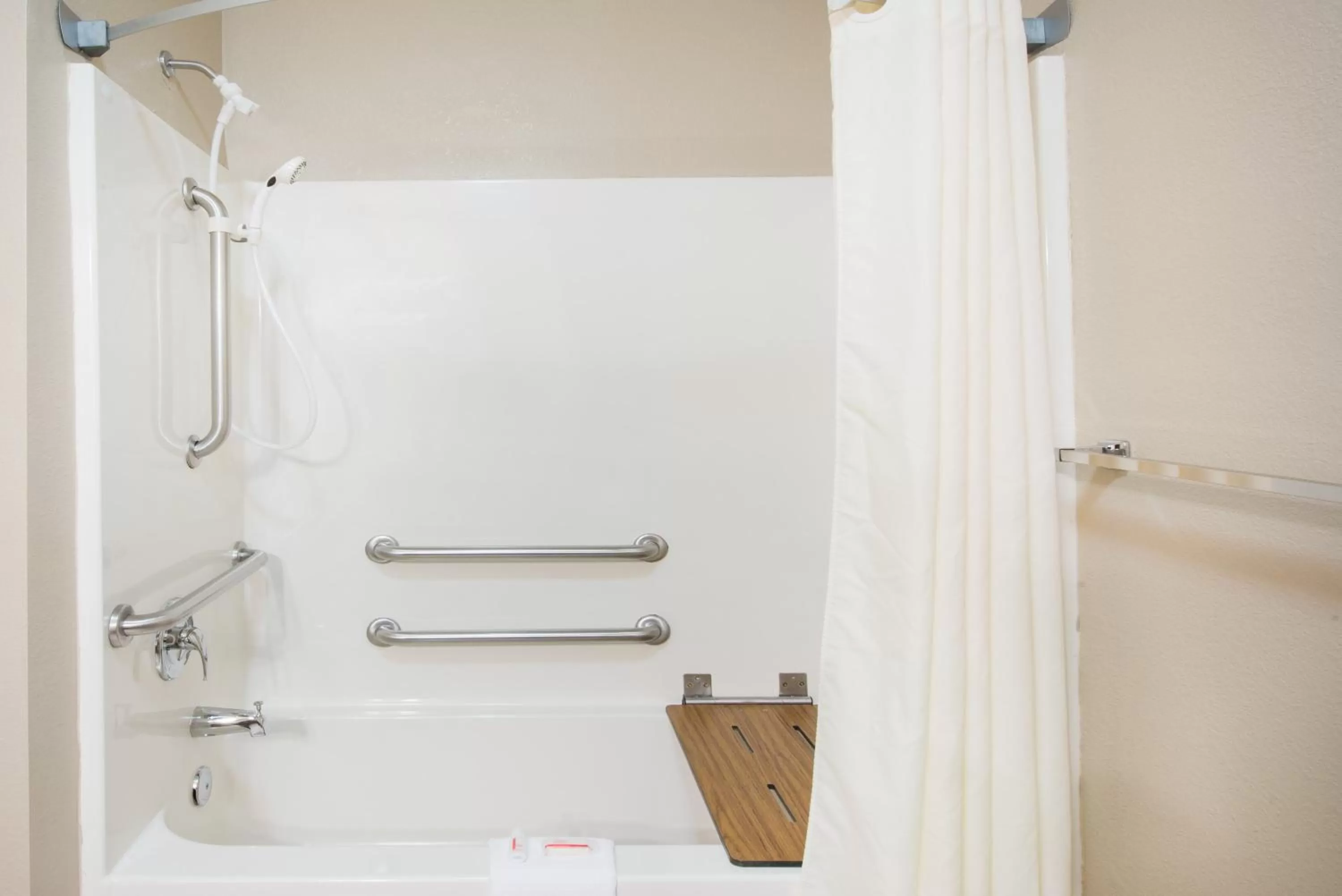 King Room with Bathtub and Grab Bars - Mobility Access/Non-Smoking in Super 8 by Wyndham Iola KS