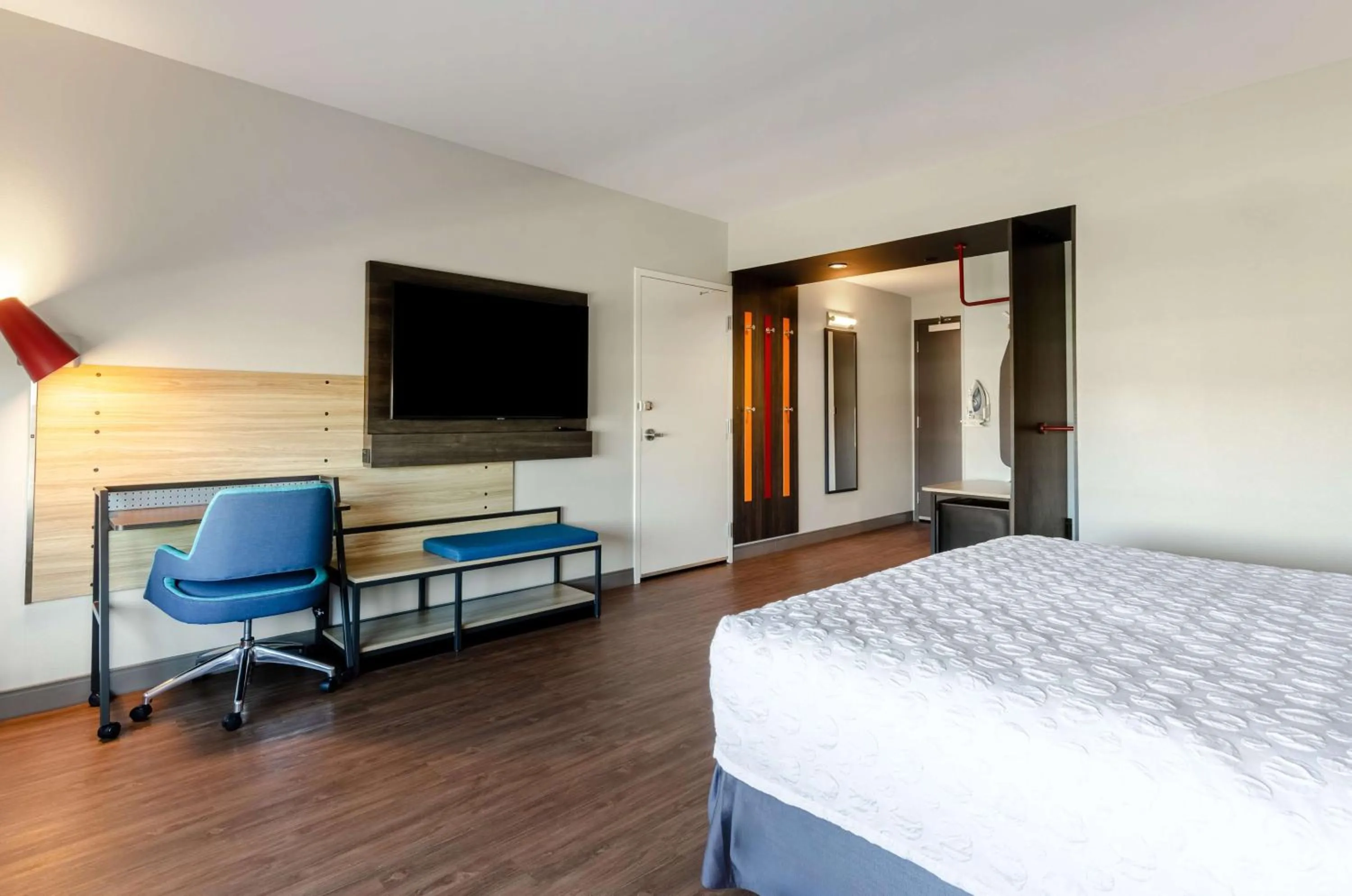 King Room with Bath Tub - Mobility Access in Tru By Hilton Christiansburg