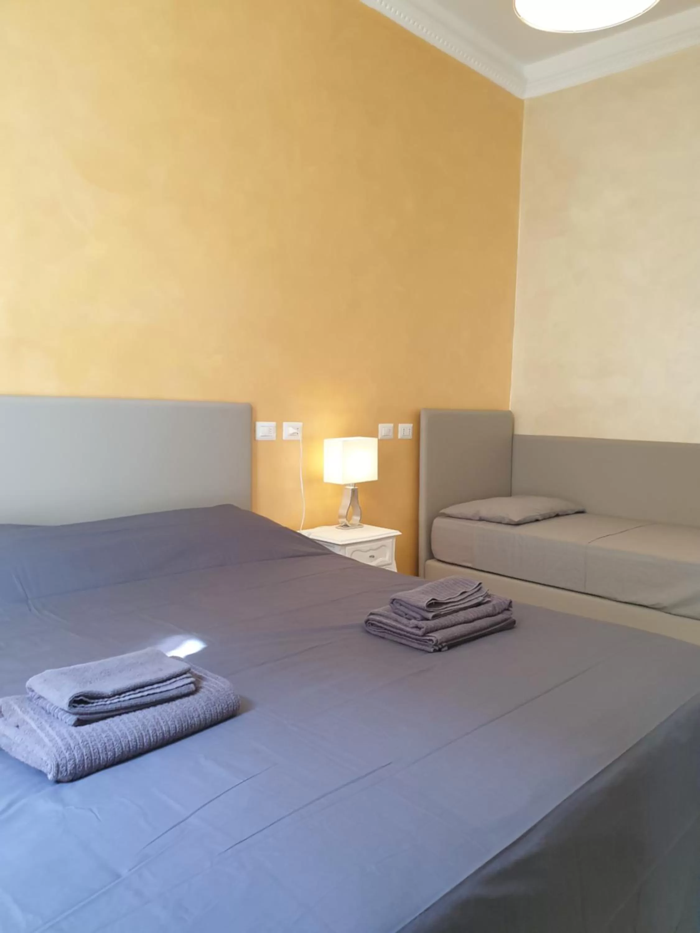 Triple Room with Private External Bathroom in Lombardo