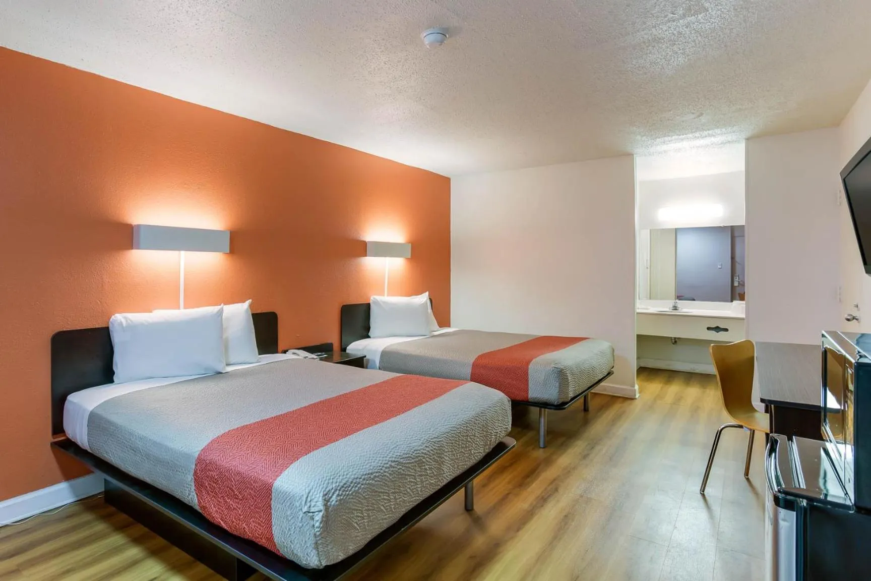 Deluxe Queen Room with Two Queen Beds - Smoking in Studio 6 Gainesville, Fl