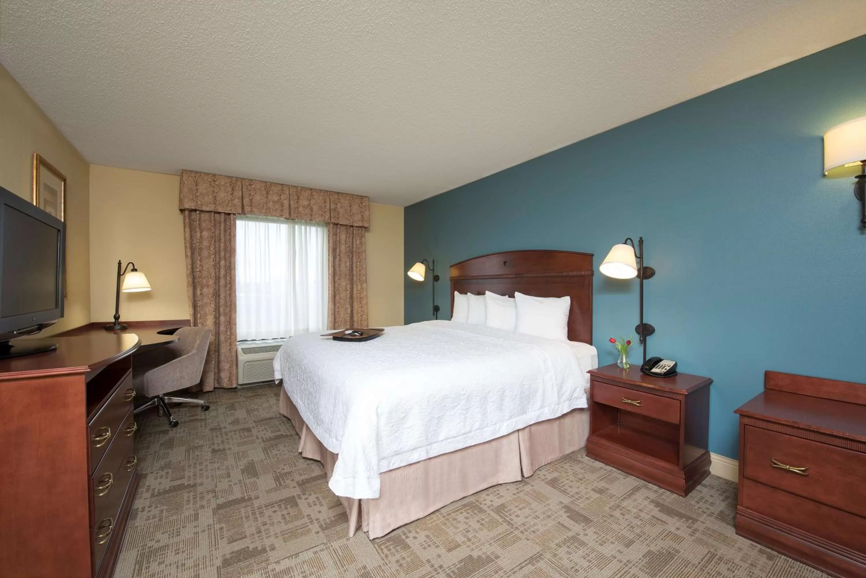 King Room - Non-Smoking in Hampton Inn & Suites Bloomington-Normal