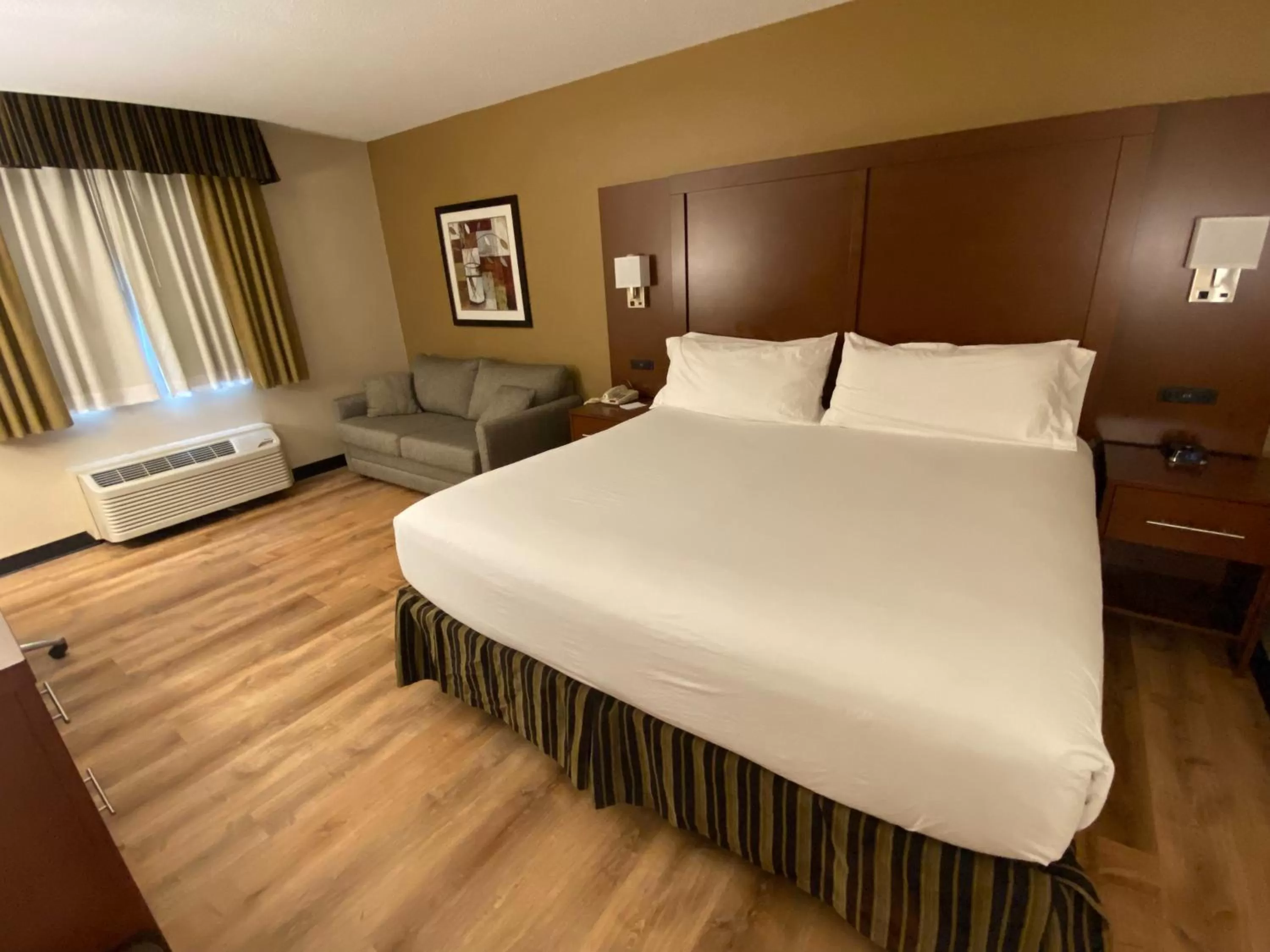 King Room with Sofa Bed and Balcony - Non-Smoking in Wyndham Garden Warsaw