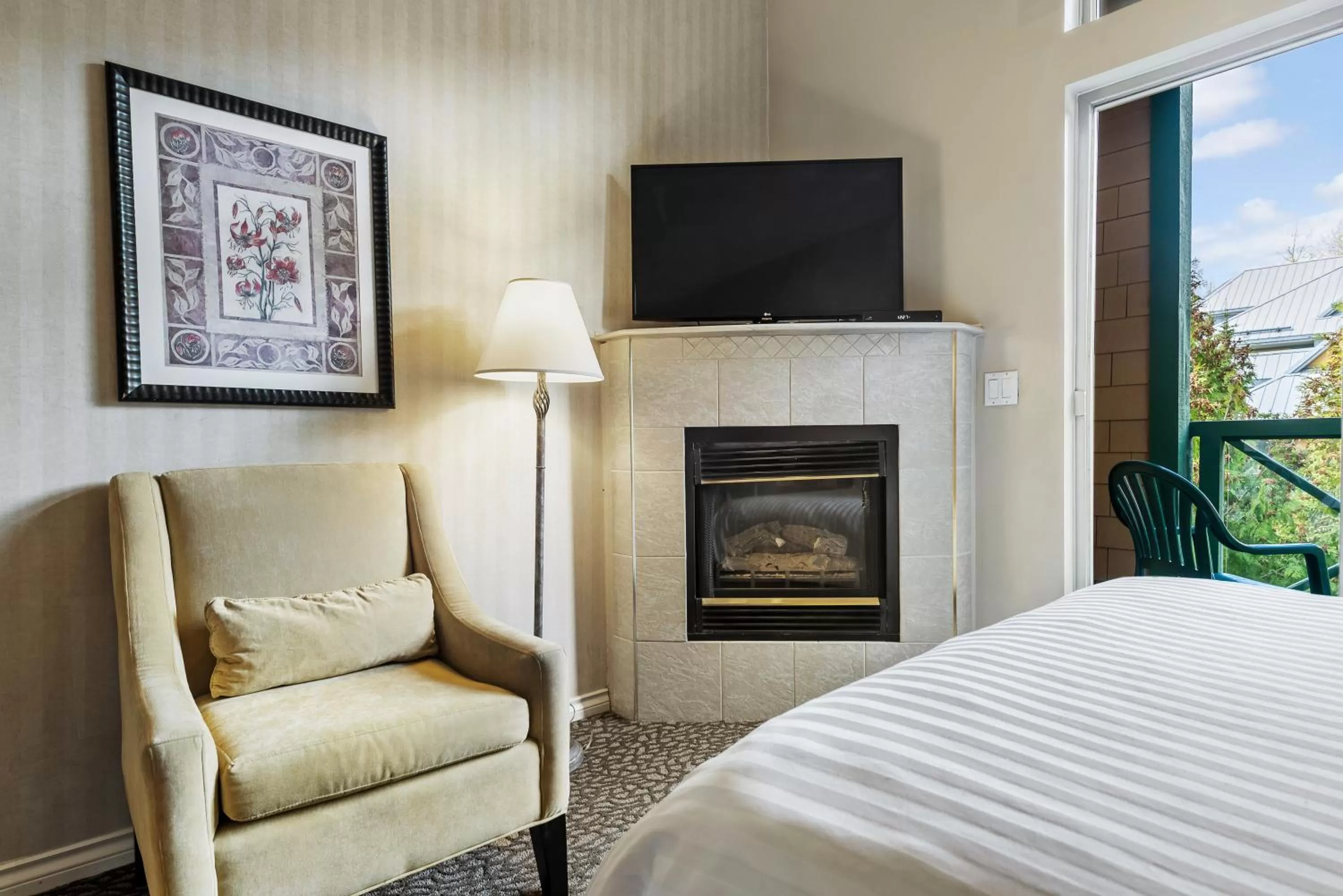Premium Studio With Queen and Sofa Bed in Pinnacle Hotel Whistler