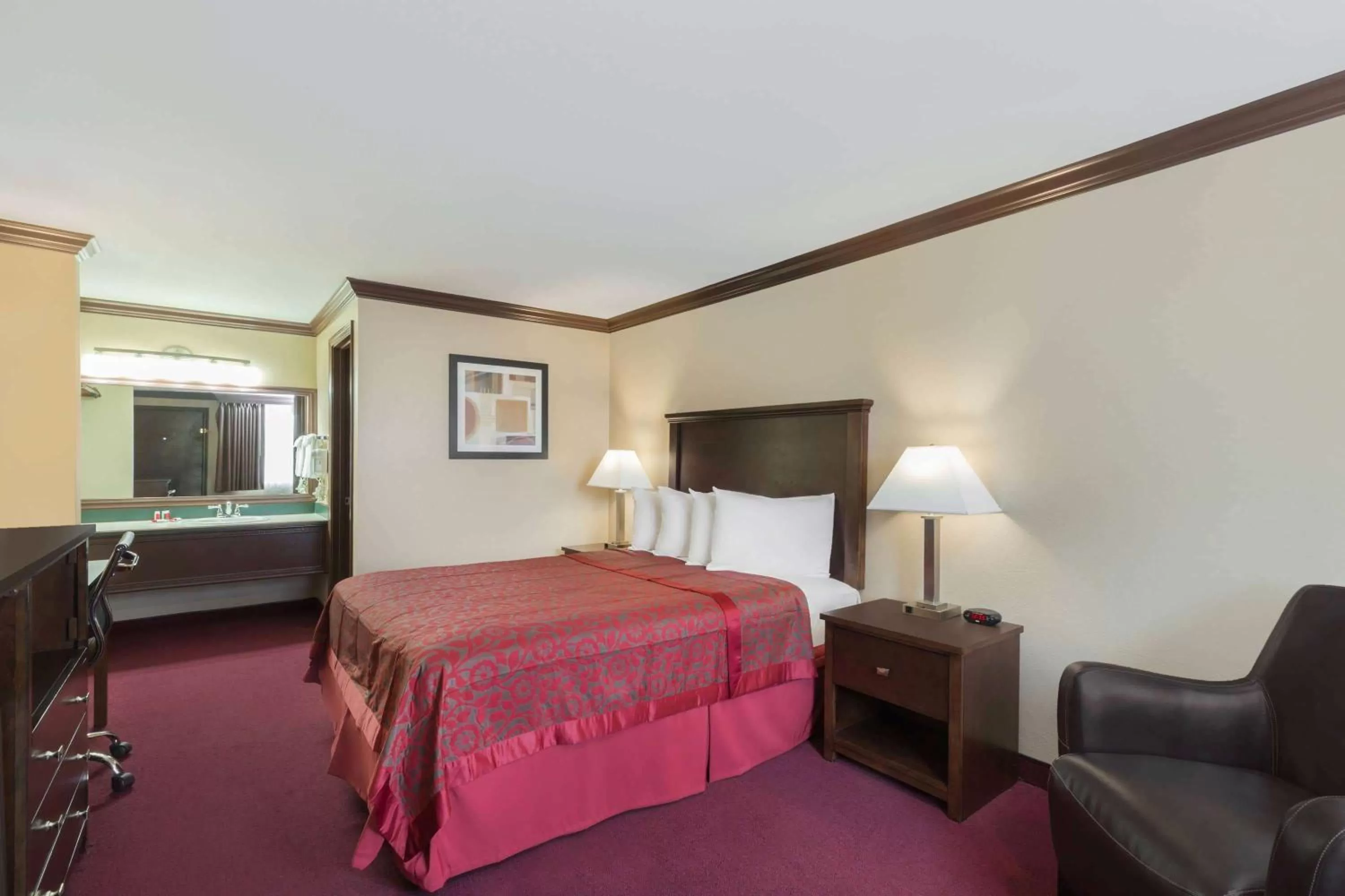 Queen Room with Bathtub with Grab Bars - Mobility Access/Non-Smoking in Days Inn by Wyndham Auburn