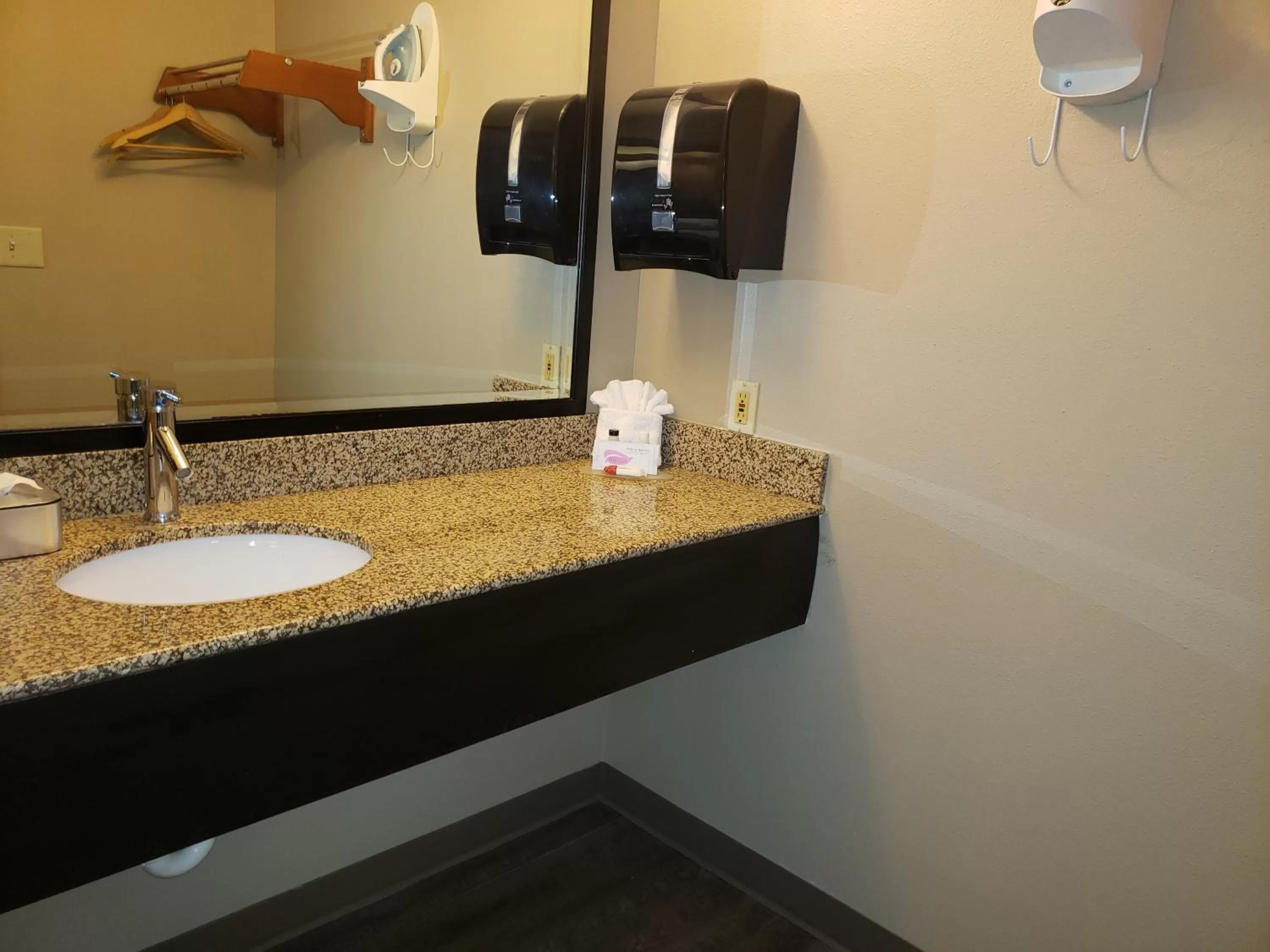 Queen Studio Suite - Non-Smoking in Super 8 by Wyndham Milwaukee Airport