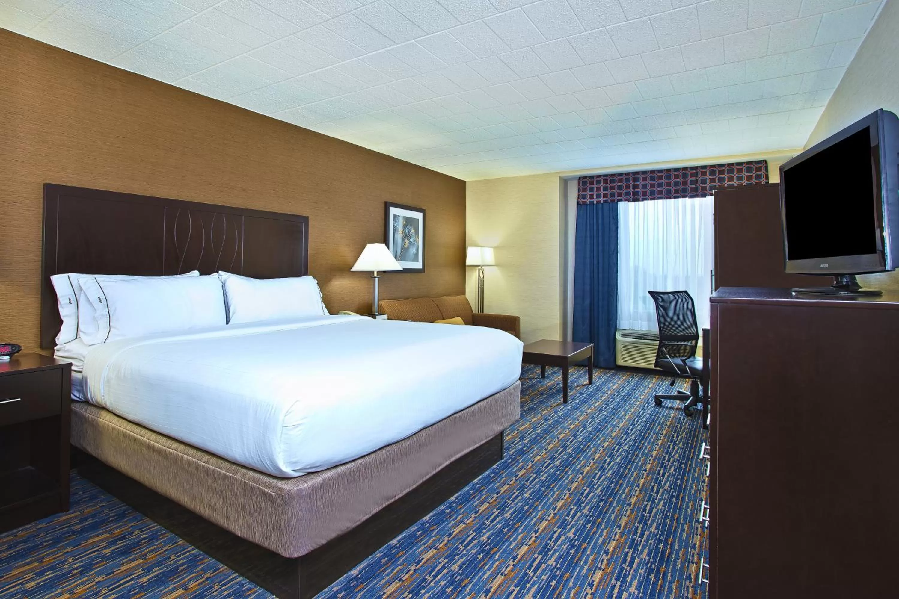 Standard King Room with Sofa Bed in Holiday Inn Express and Suites Pittsburgh West Mifflin by IHG