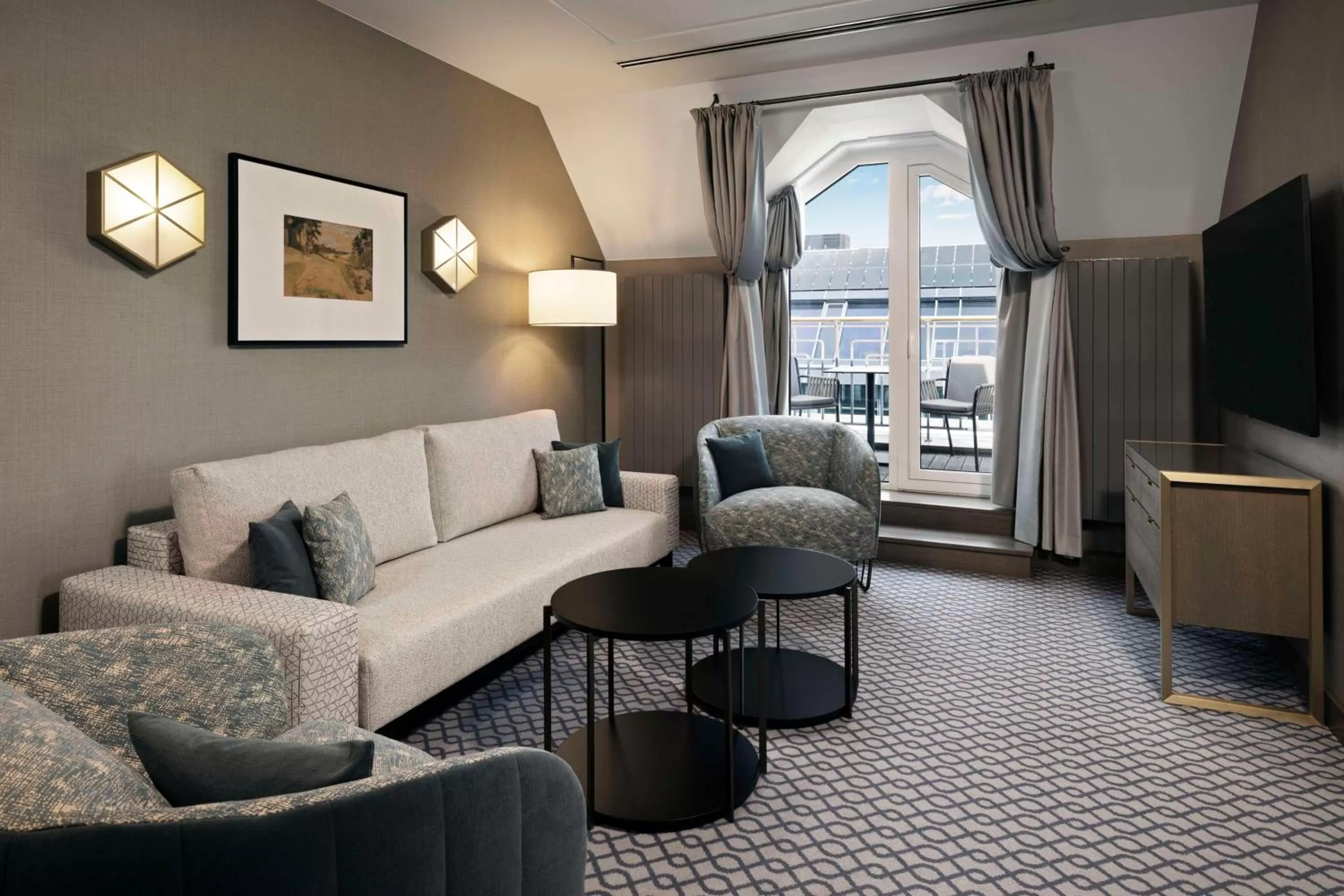 King Penthouse Corner Suite in Hilton Vienna Plaza