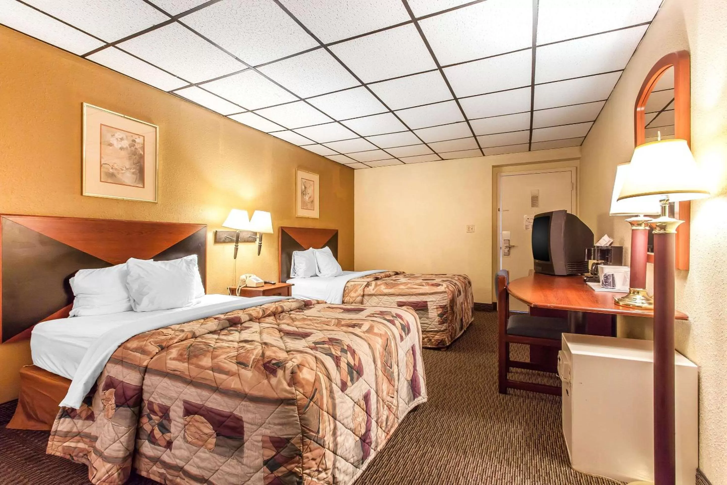Double Room with Two Double Beds - Smoking in Rodeway Inn Sandusky North