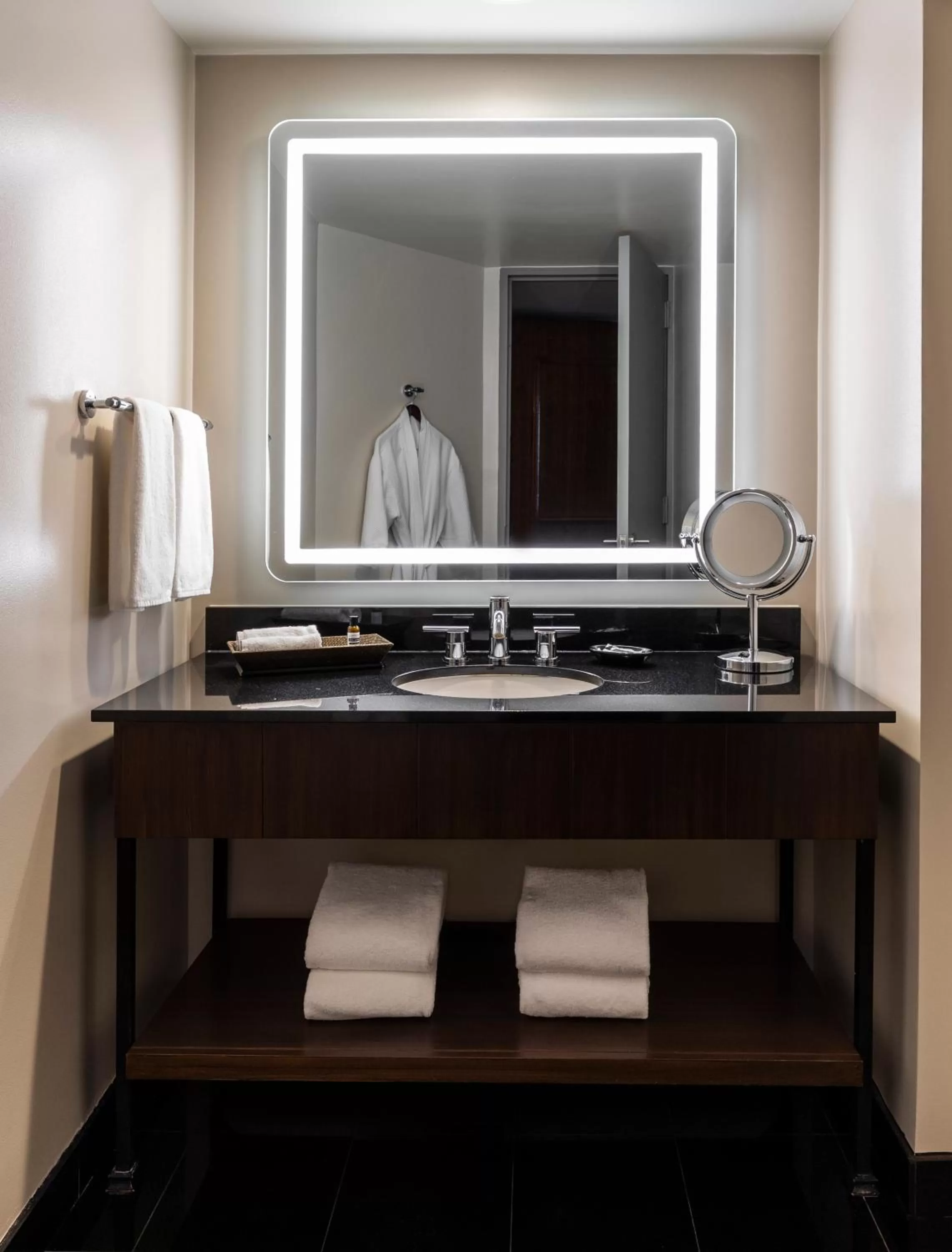 Double Room with Two Double Beds and Accessible Tub - Disability Access in Hyatt Regency Houston Downtown