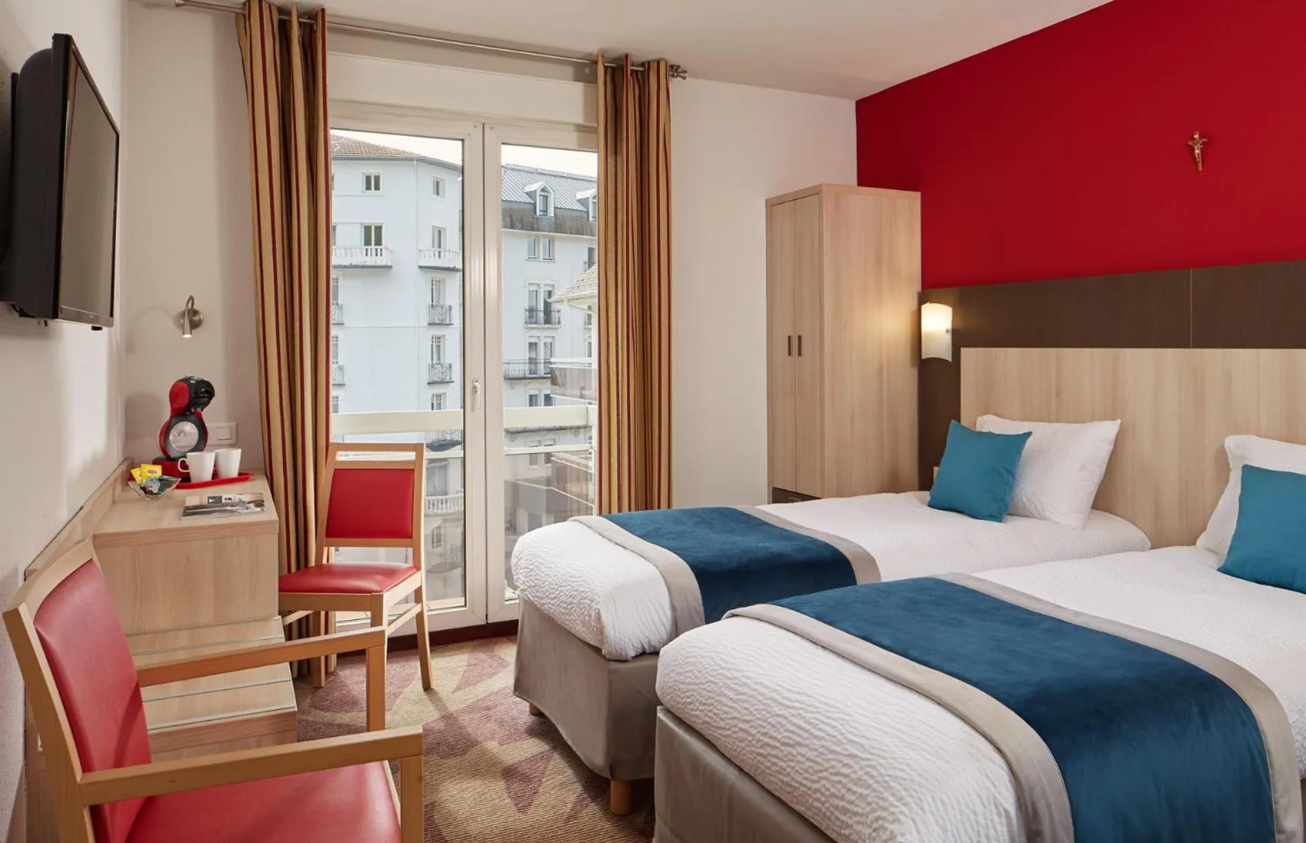 Quadruple Room in Hôtel Roissy