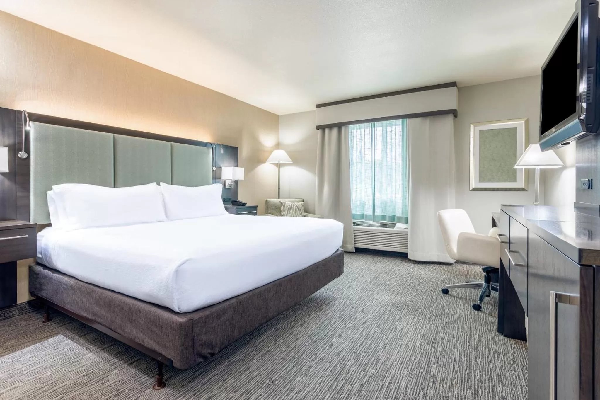 Standard King Room in Holiday Inn Auburn by IHG