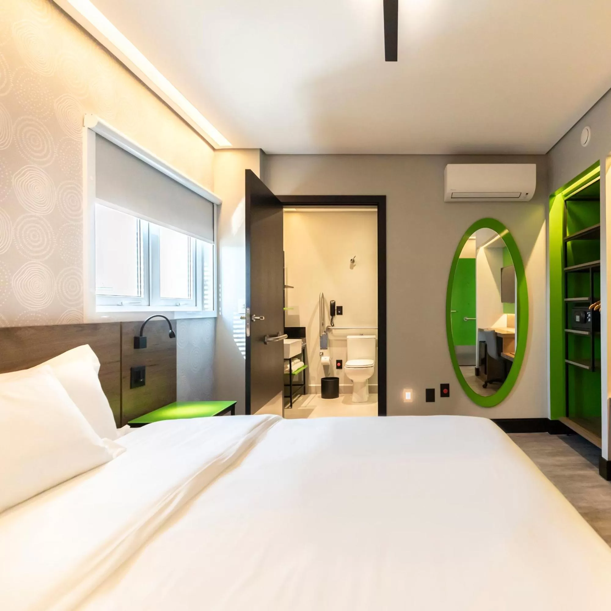 Standard PwD Disability Access - single occupancy - 1 King Bed in Tru By Hilton Criciúma