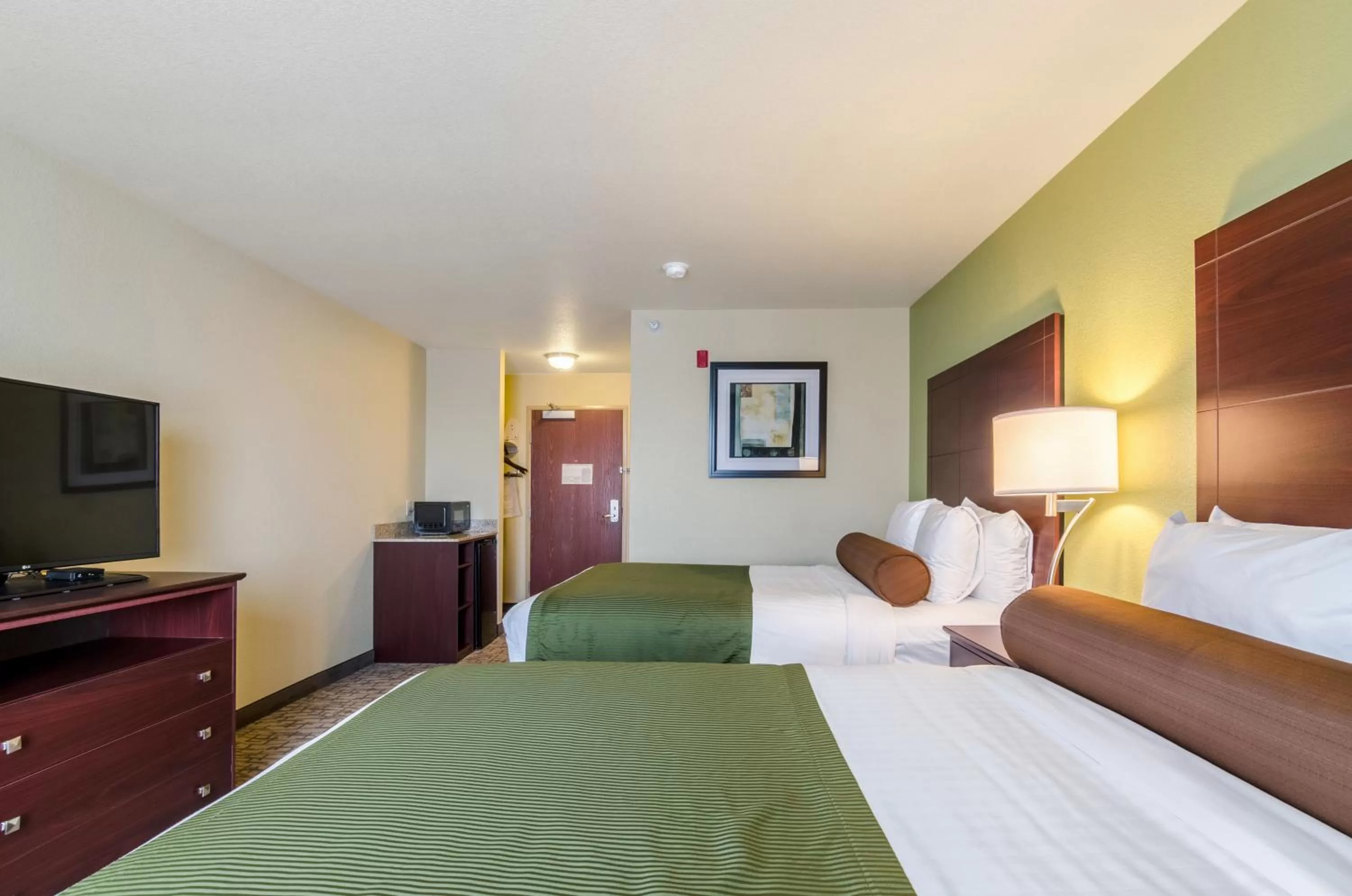 Deluxe Queen Room in Cobblestone Inn & Suites - Corry