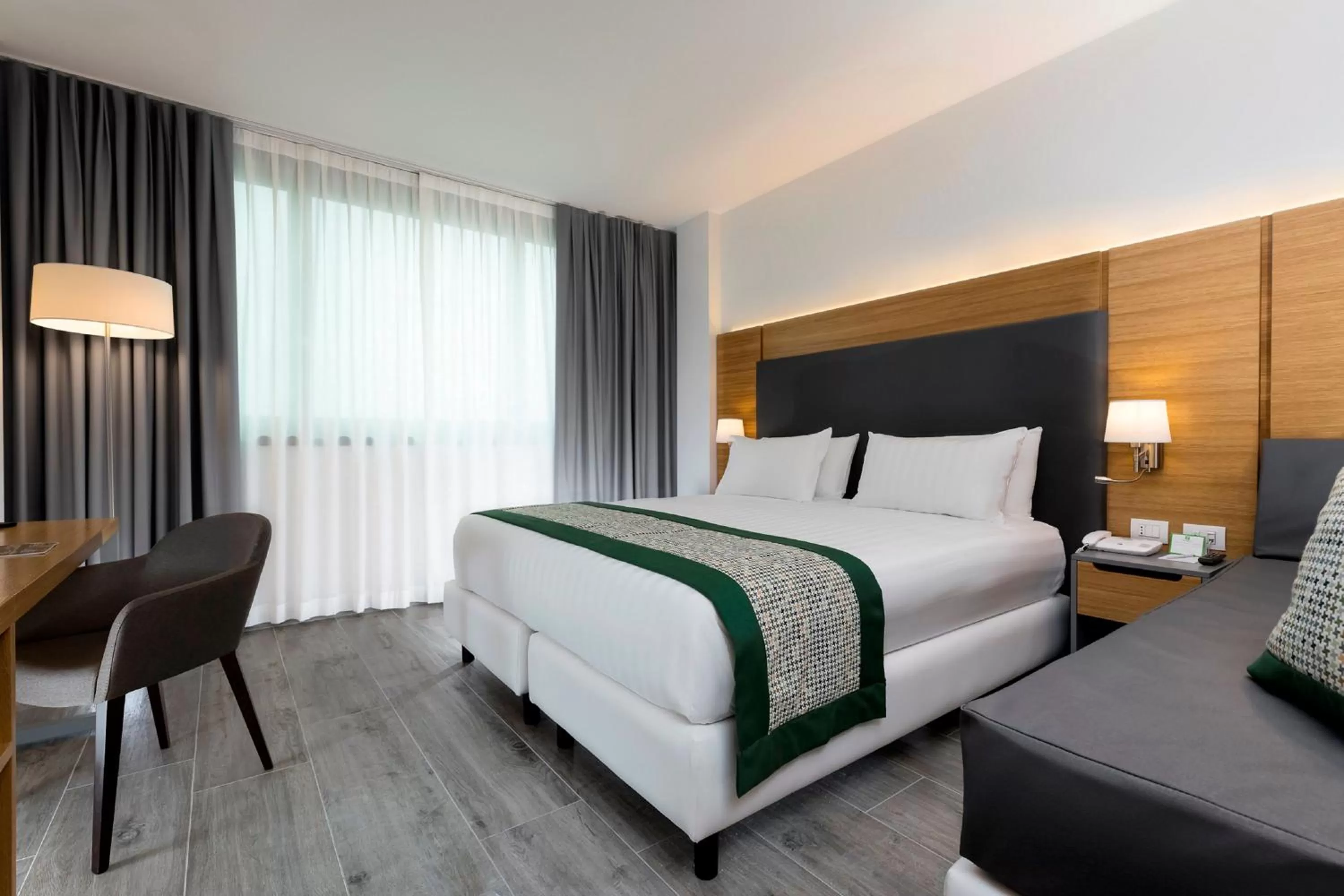 Premium King Room with Sofa Bed in Holiday Inn Naples by IHG