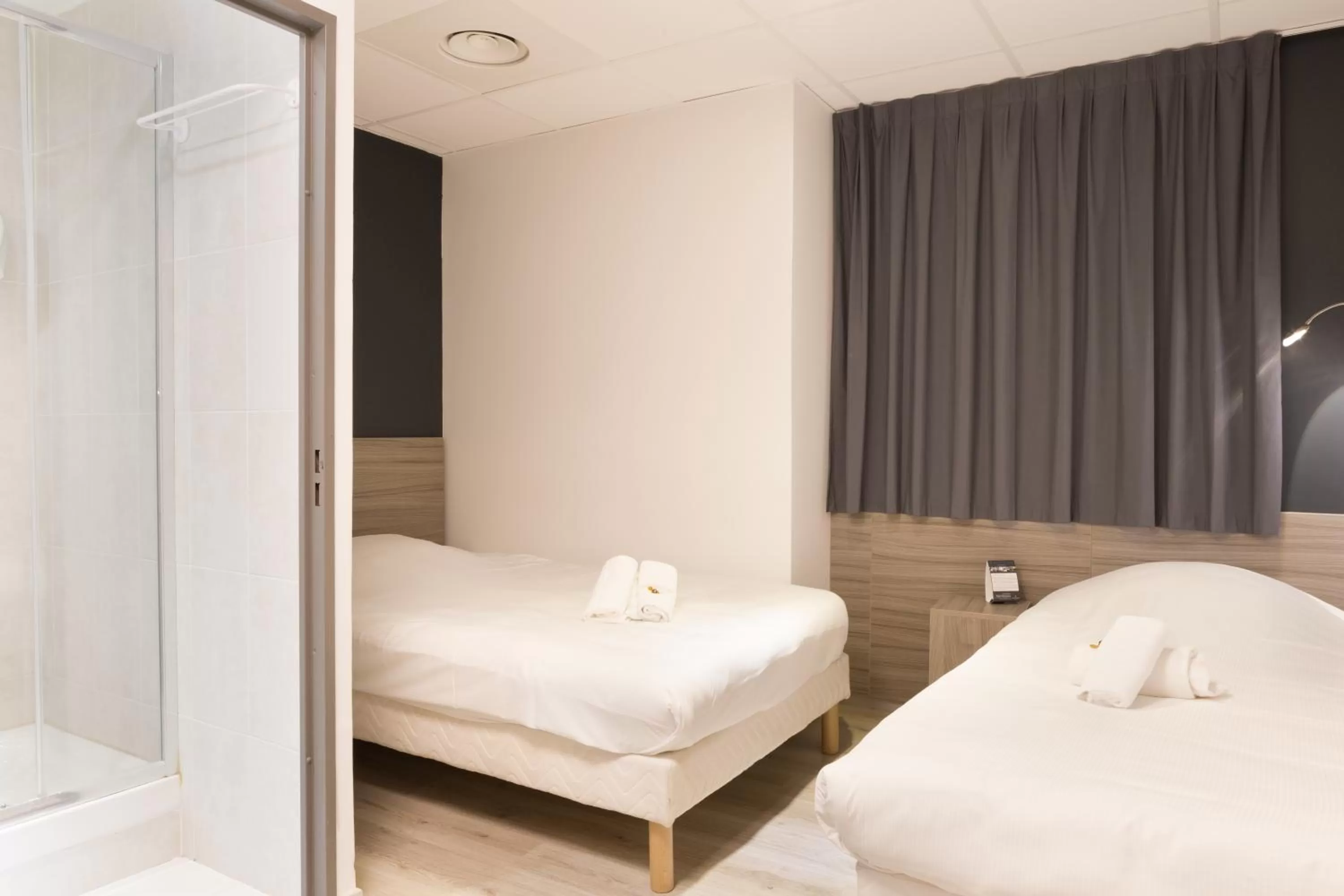 Twin Room in Lille City Hotel