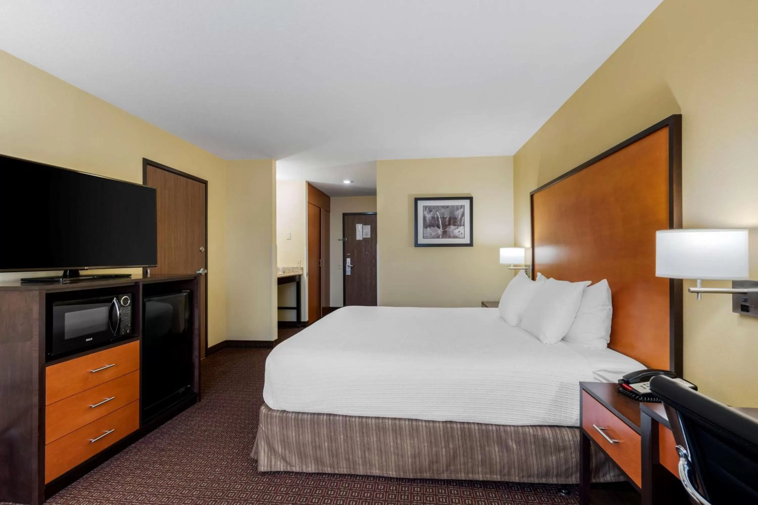 King Room with Bathtub - Disability Access/Non-Smoking in Best Western Cascade Inn & Suites