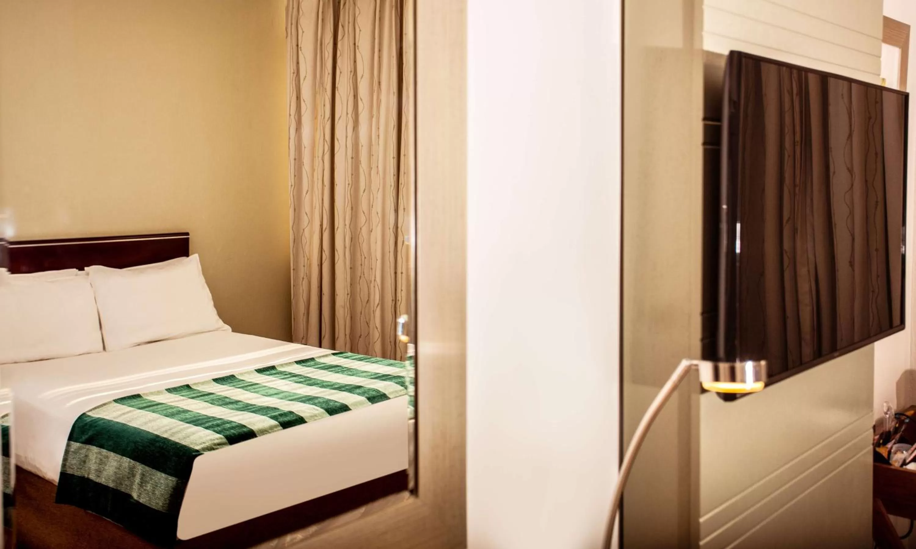 Premium Queen room smoking in Garden Court Kimberley