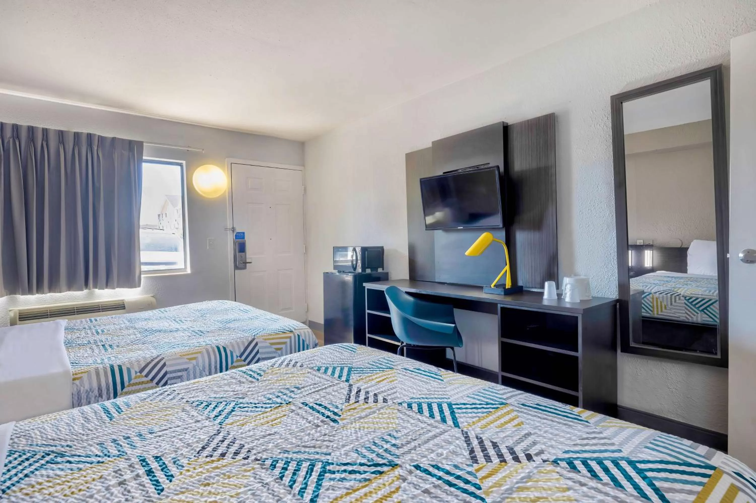 Quadruple Room - Disability Access - Non-Smoking in Motel 6-Hammond, IN - Chicago Area