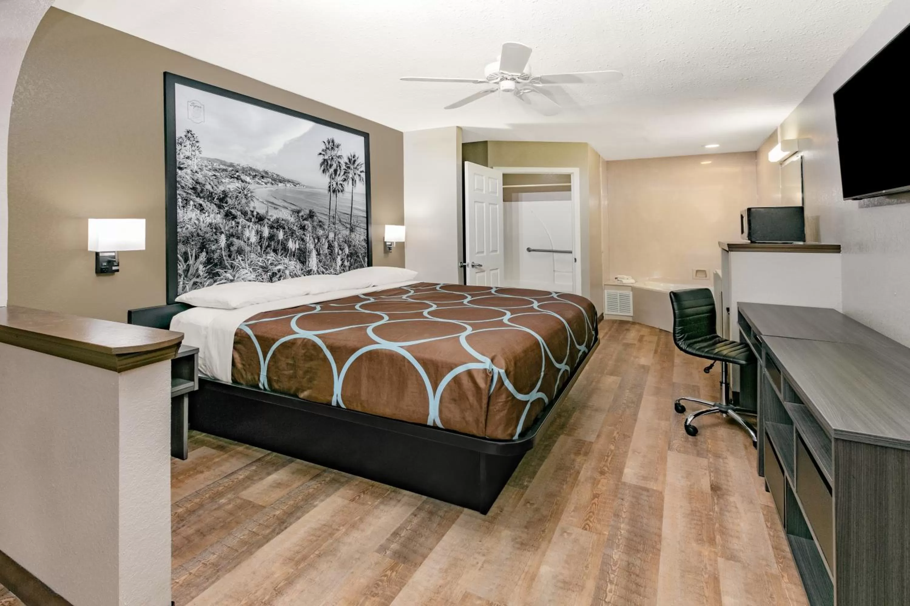 King Suite - Non-Smoking in Super 8 by Wyndham Moss Point