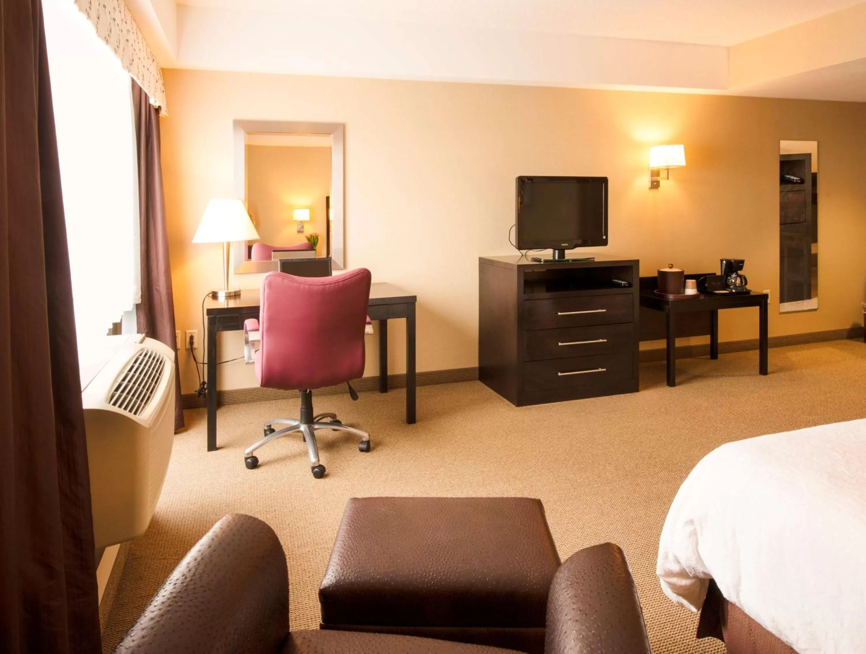 Bed in Hampton Inn & Suites Boston Crosstown Center