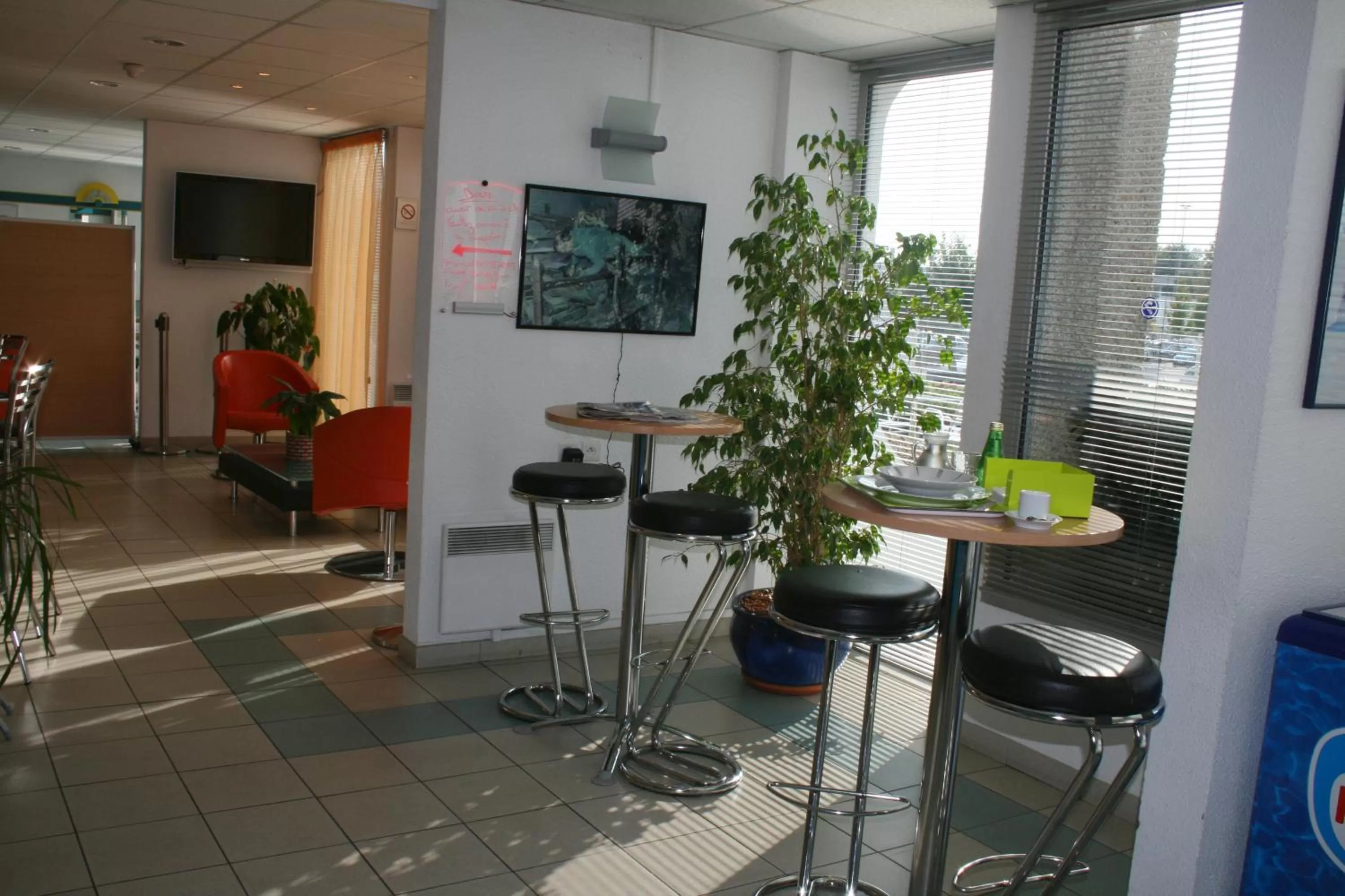 Lounge or bar in ibis Budget Thiers