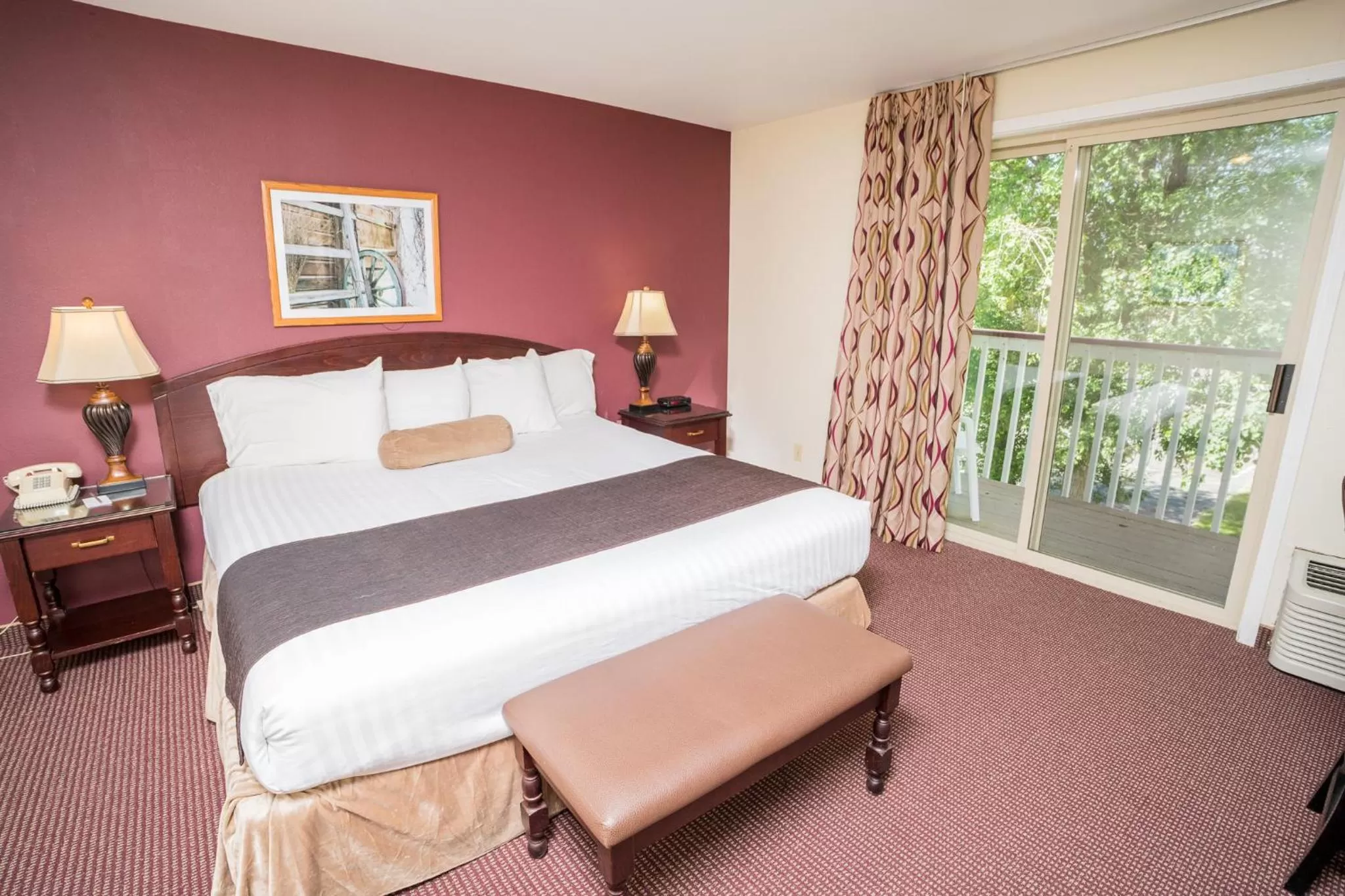 Deluxe King Room in AbbyCreek Inn