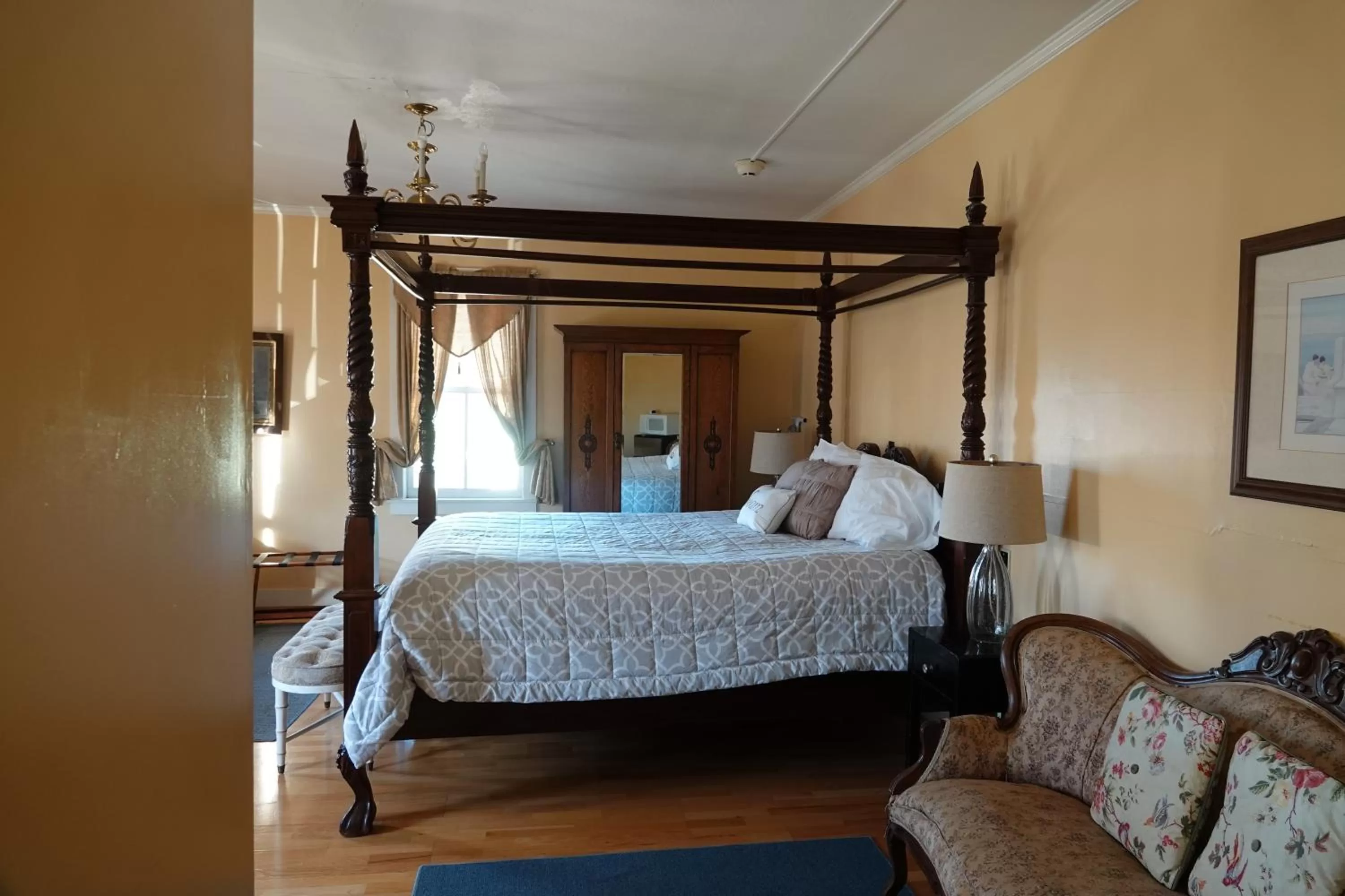 Large Single Room in Union Hotel