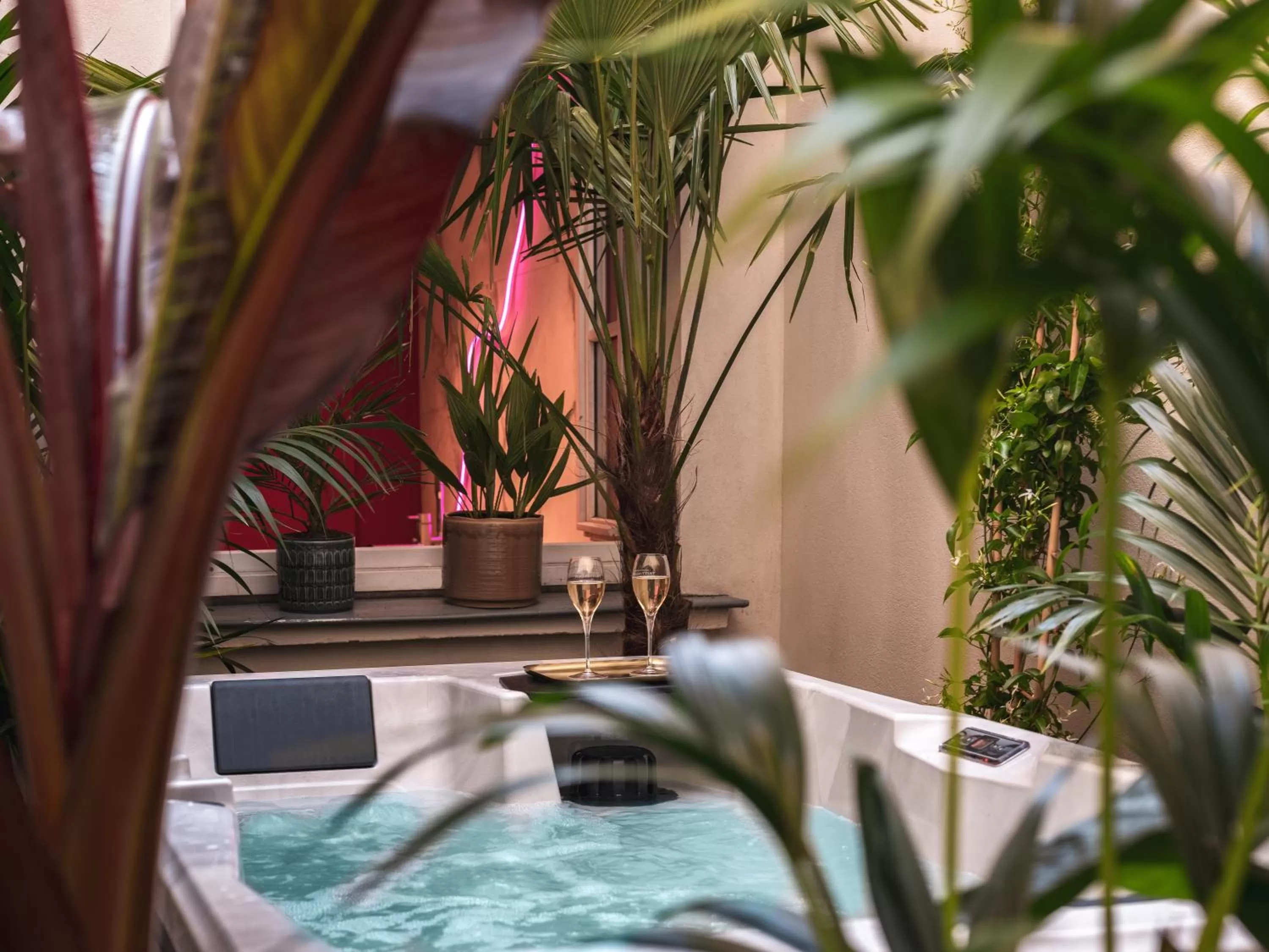 Suite with Hot Tub in Seven Hotel Paris