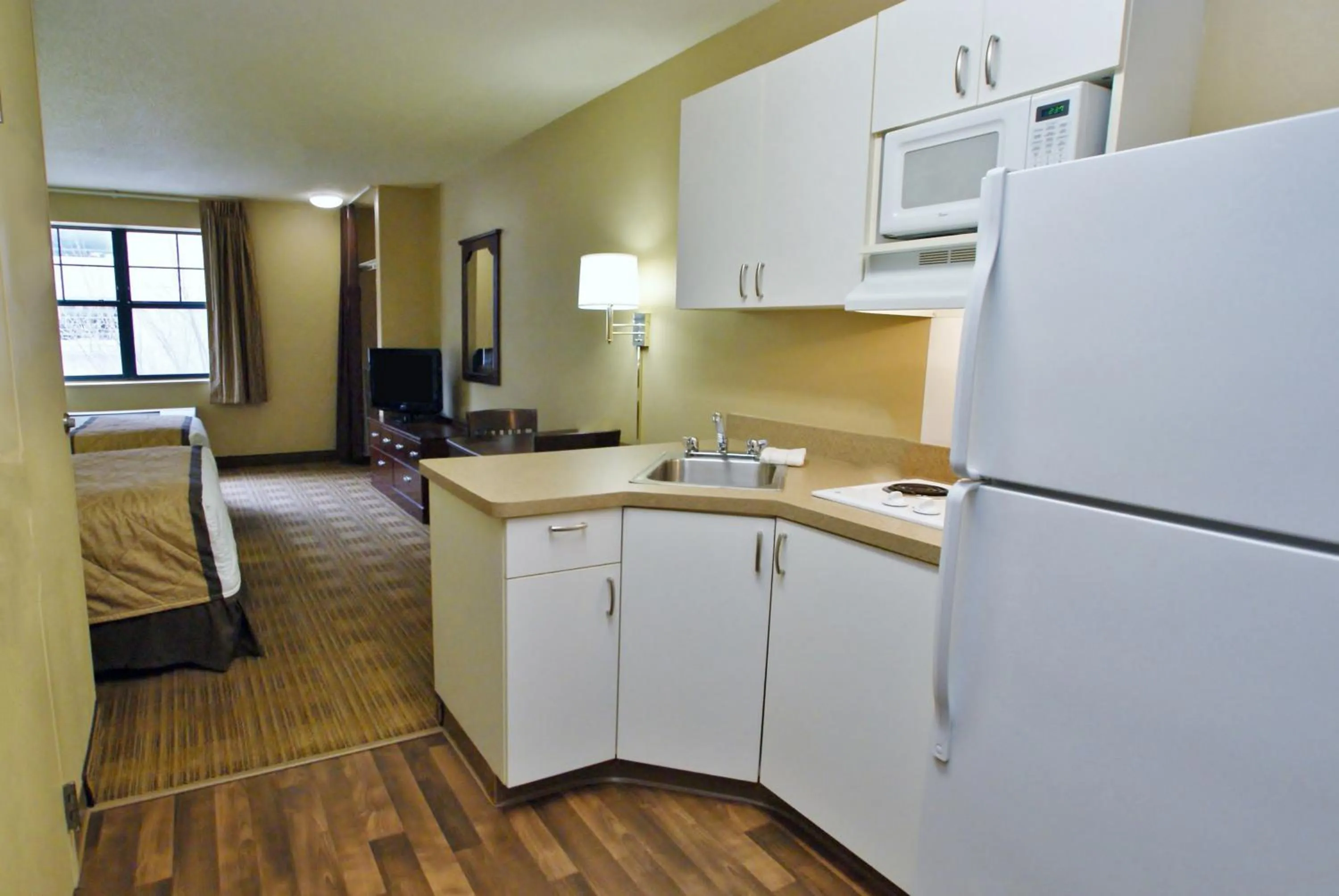 Kitchen or kitchenette in Extended Stay America Suites - Minneapolis - Maple Grove