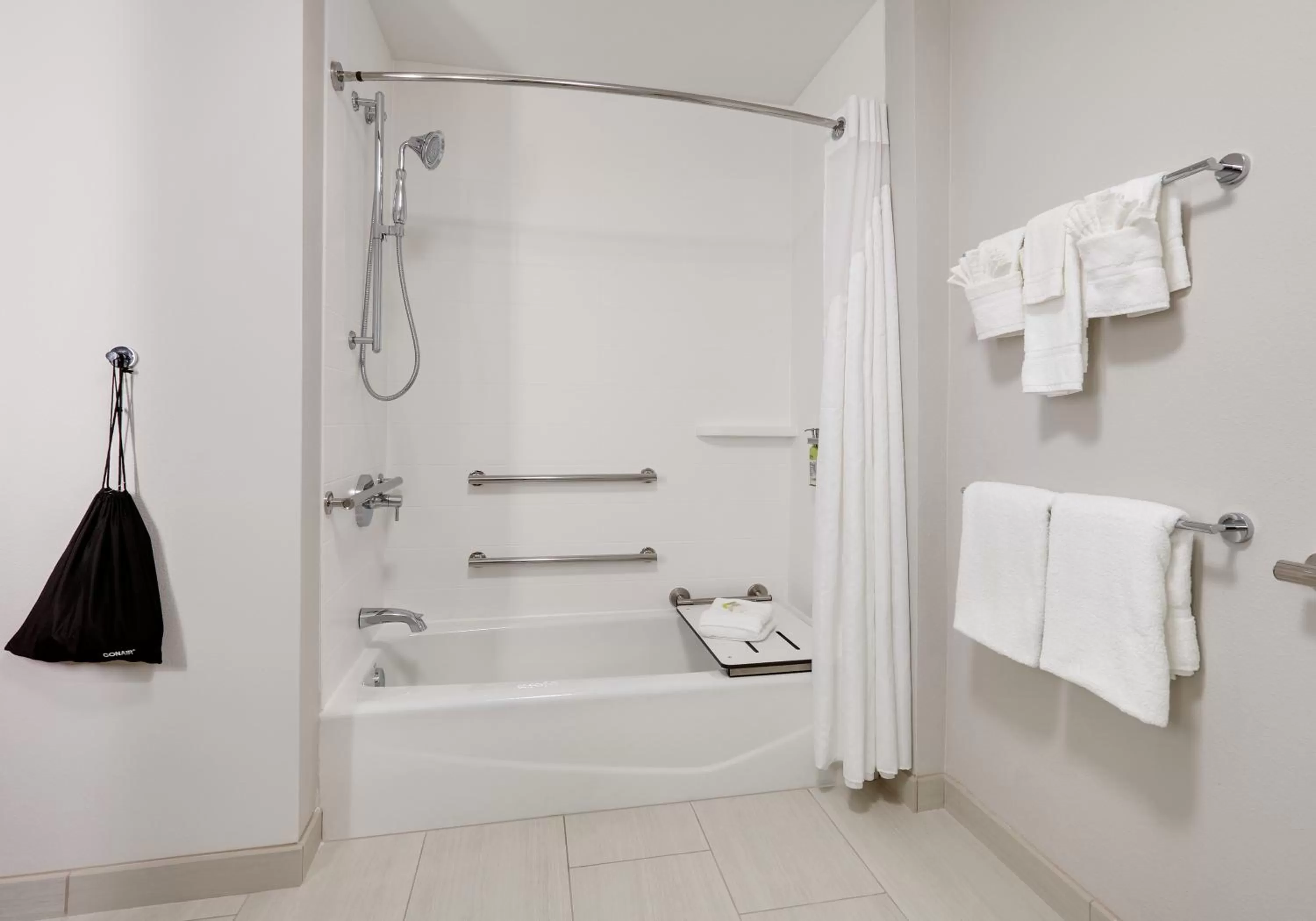 Twin Suite with Hearing Mobility Accessible Tub in Holiday Inn Express - Kermit by IHG