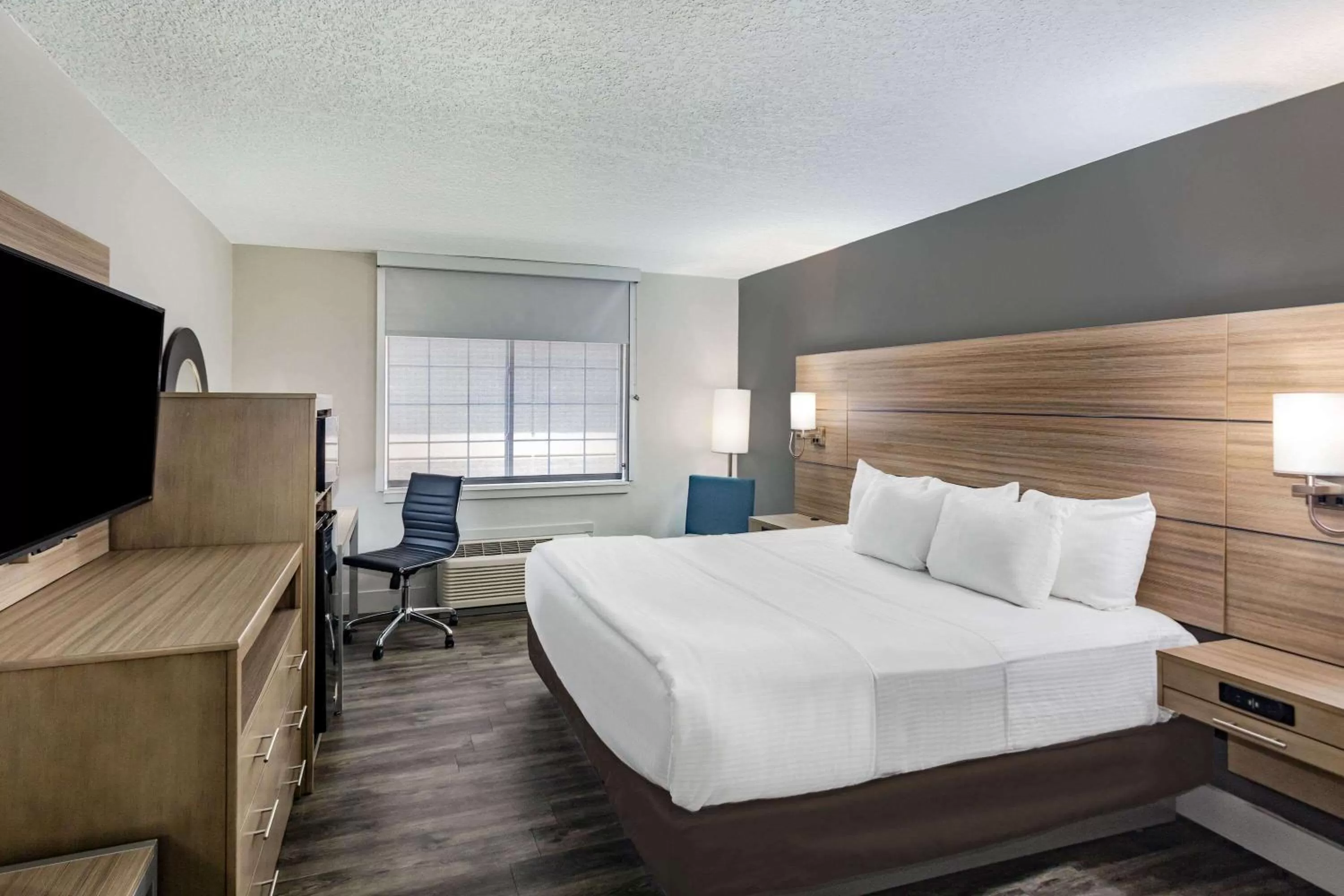 King Room - Mobility Access/Non-Smoking in La Quinta by Wyndham Joplin