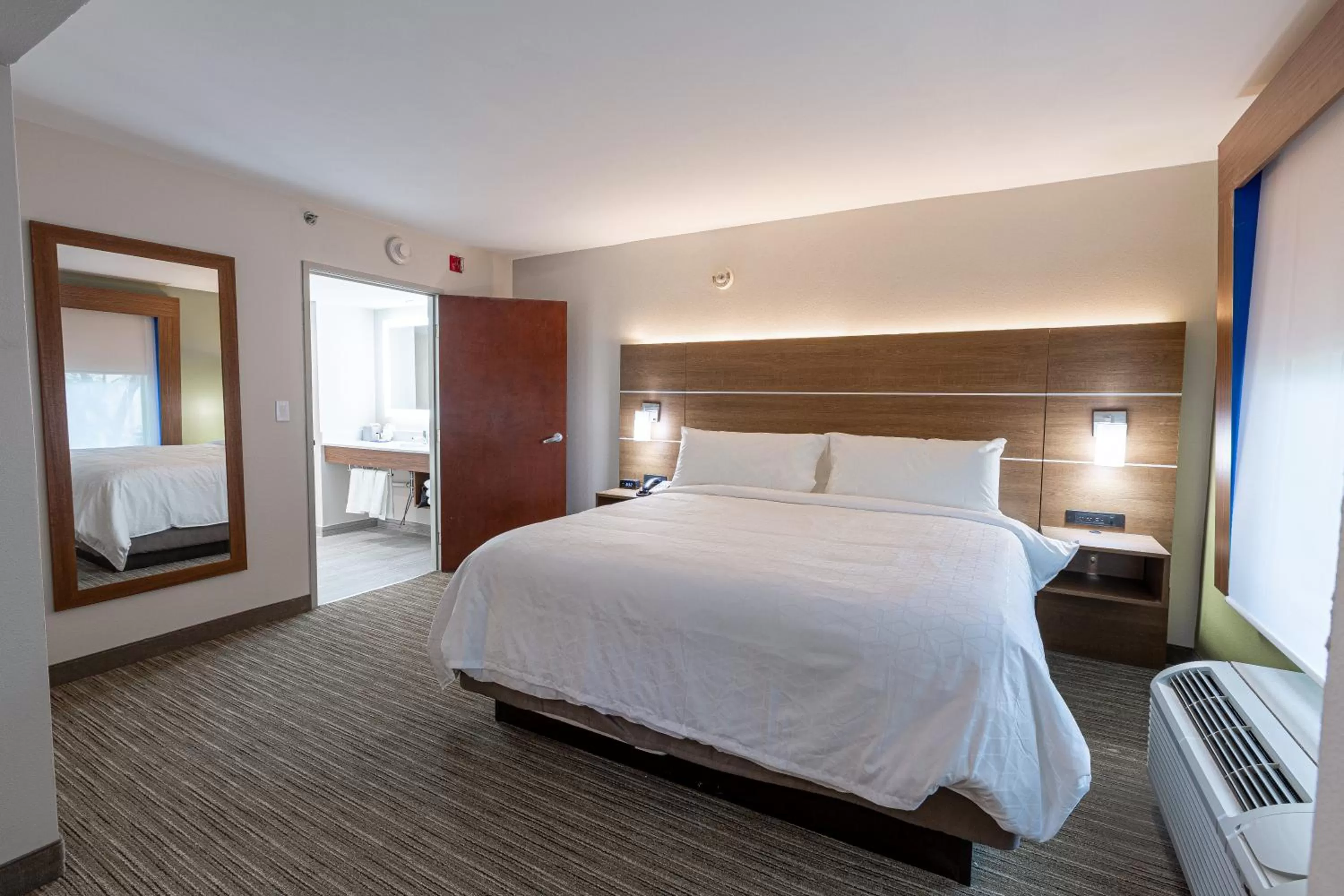 King Suite in Holiday Inn Express & Suites Arlington North – Stadium Area by IHG