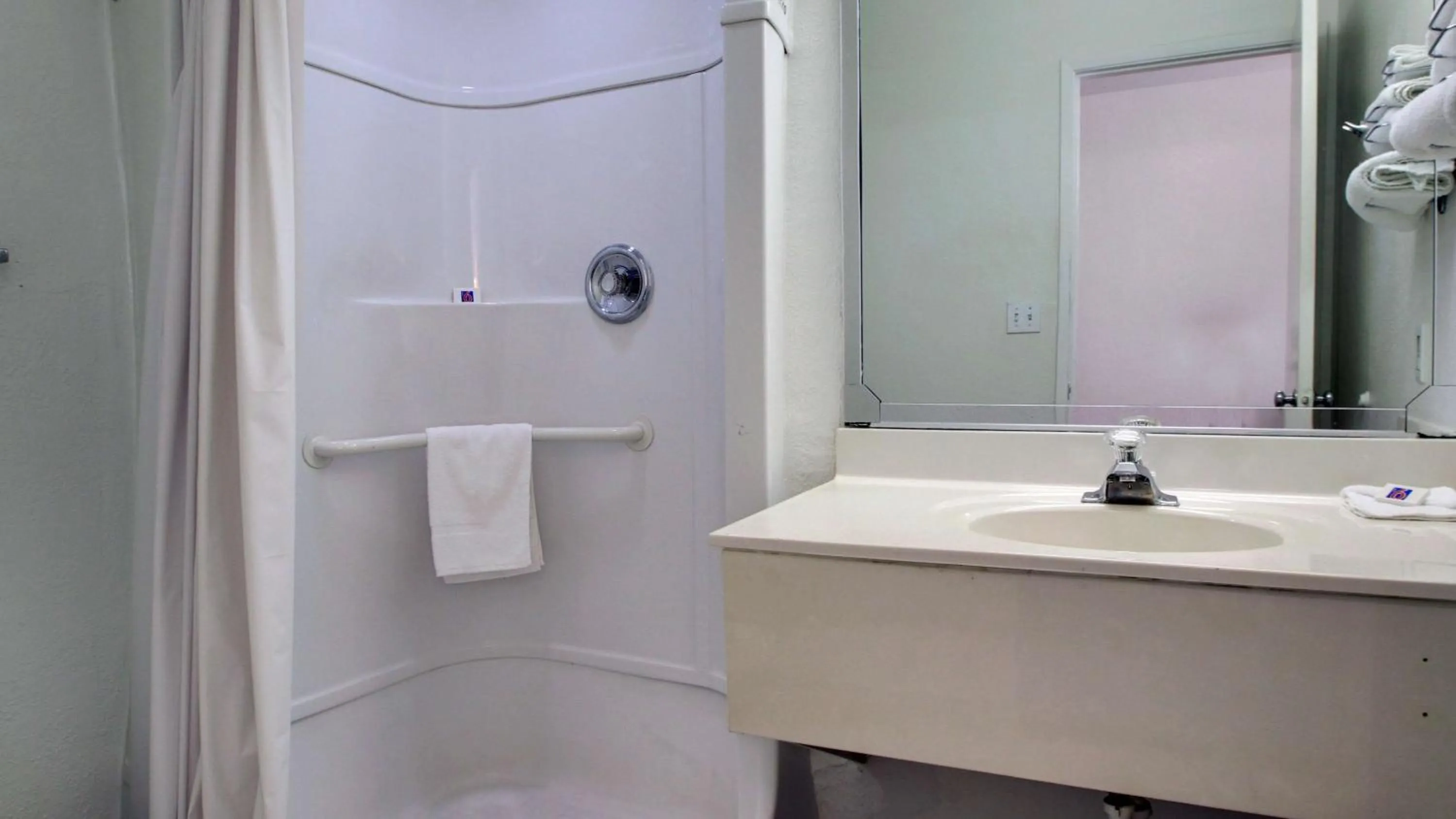 Queen Room - single occupancy - Smoking in Motel 6-Normal, IL - Bloomington Area