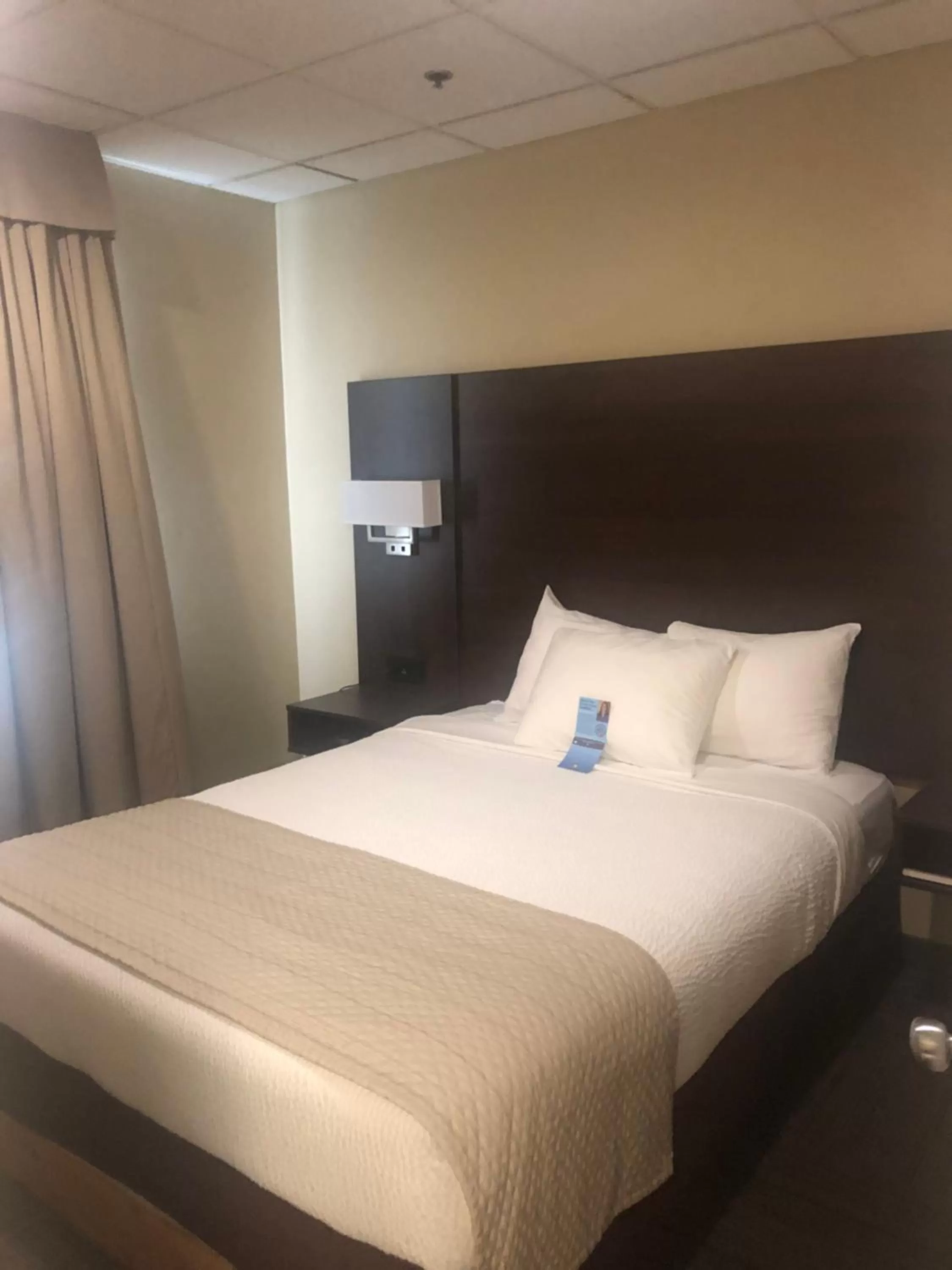 One-Bedroom Queen Efficiency Suite - Non-Smoking - Not Pet Friendly in Days Inn by Wyndham Hinton