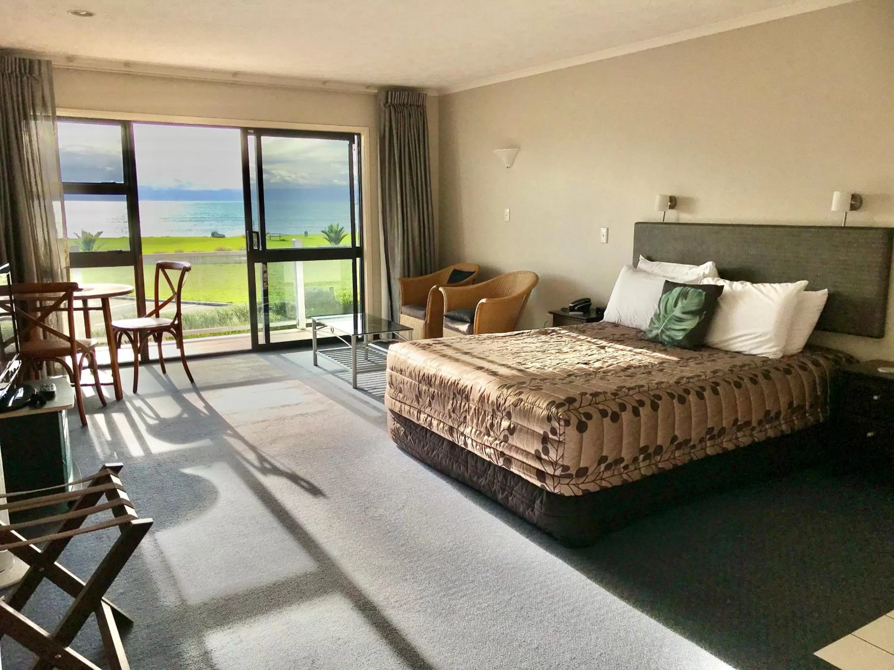 Studio with Sea View in Harbour View Motel on Ahuriri Beach in Napier NZ with sea view suites