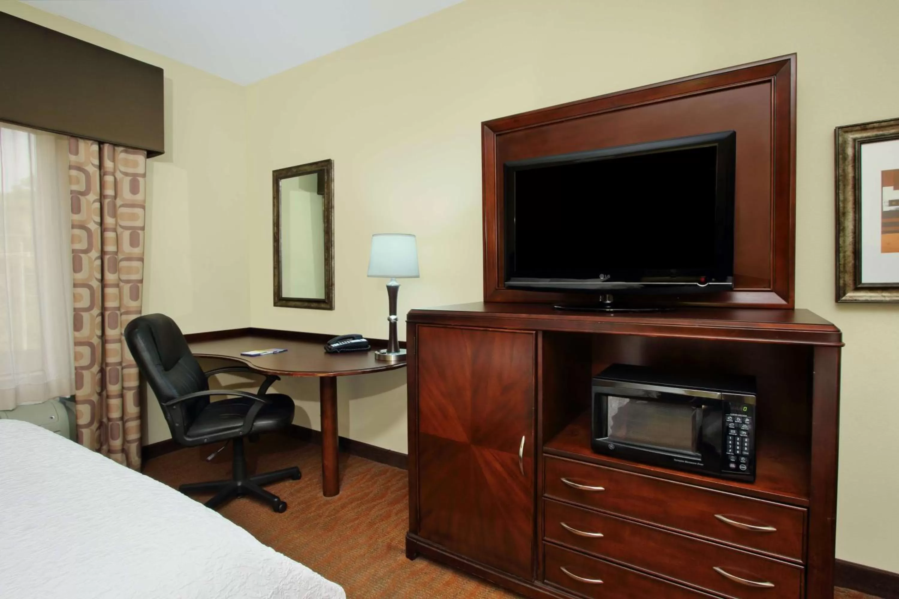 King Room with Roll-In Shower - Mobility Access/Non-Smoking in Hampton Inn & Suites Conroe I 45 North
