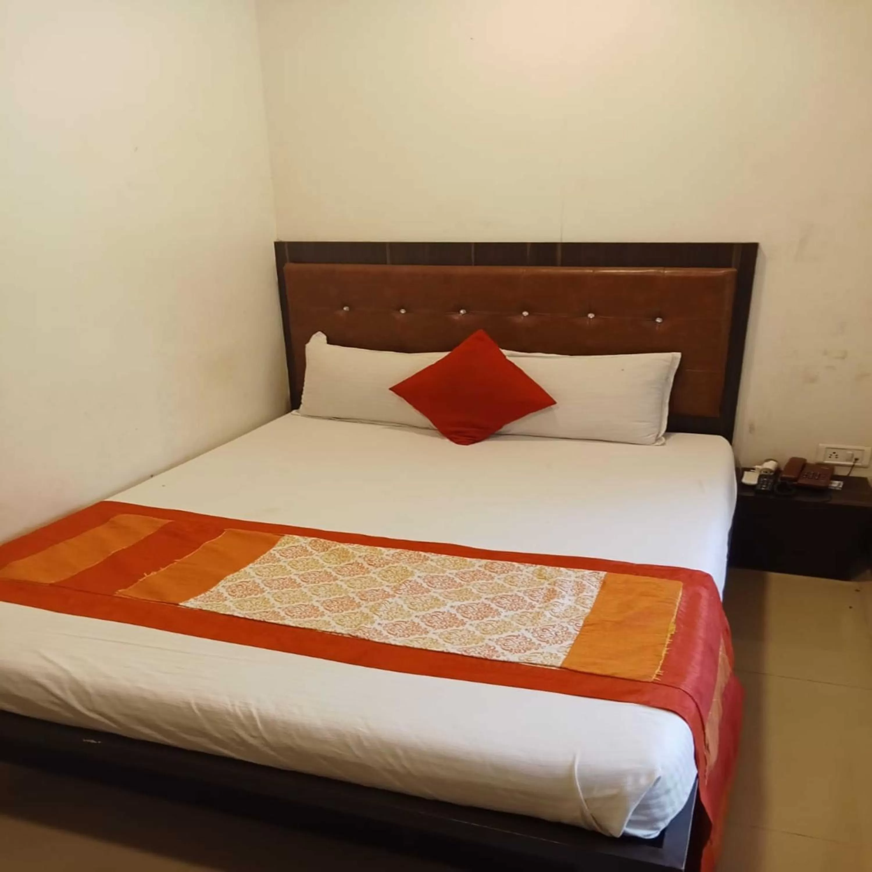 Deluxe Room in Hotel Borivali Executive - Near Borivali Railway Station