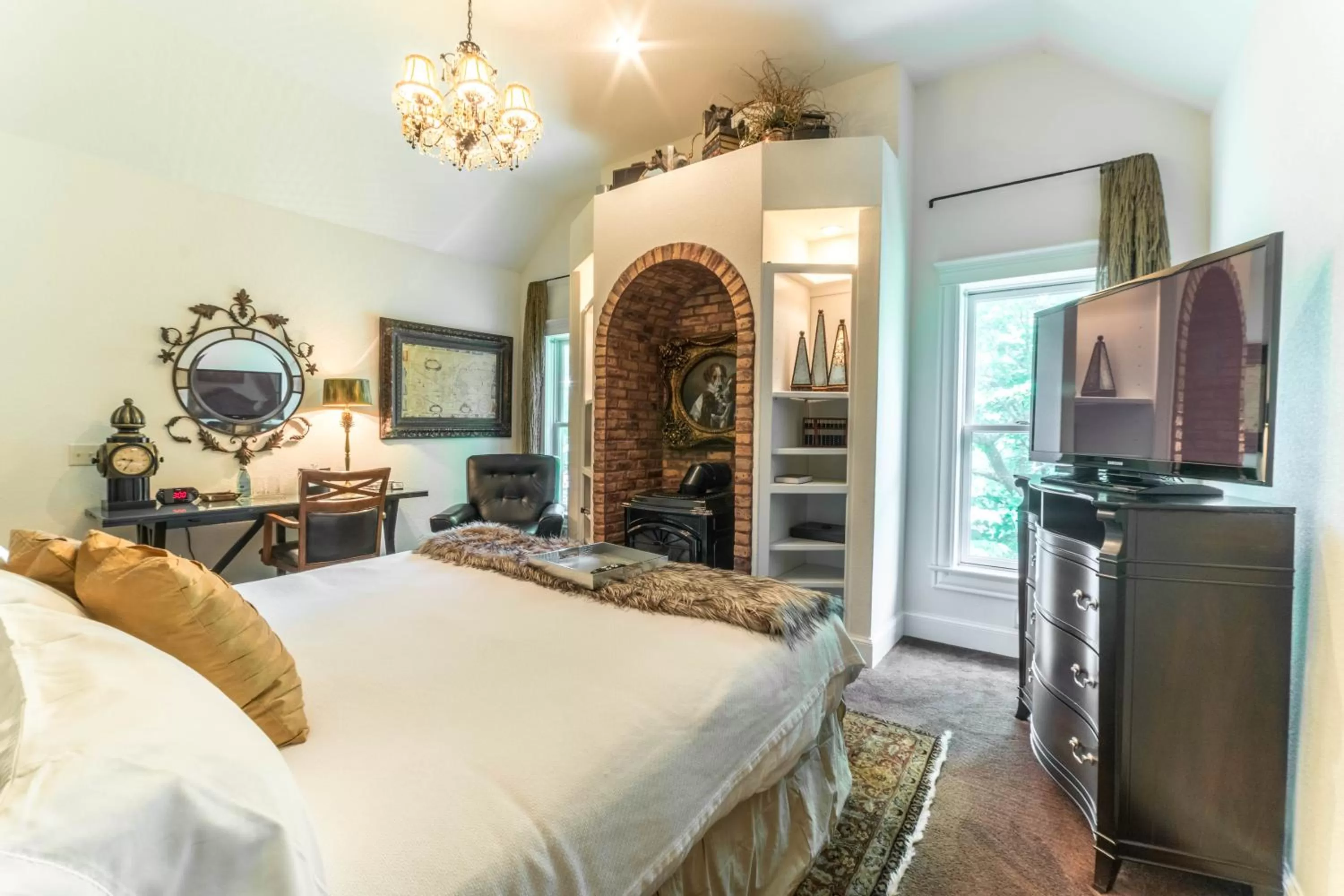 Deluxe Queen Room with Fireplace - single occupancy in The Victoria Bed & Breakfast