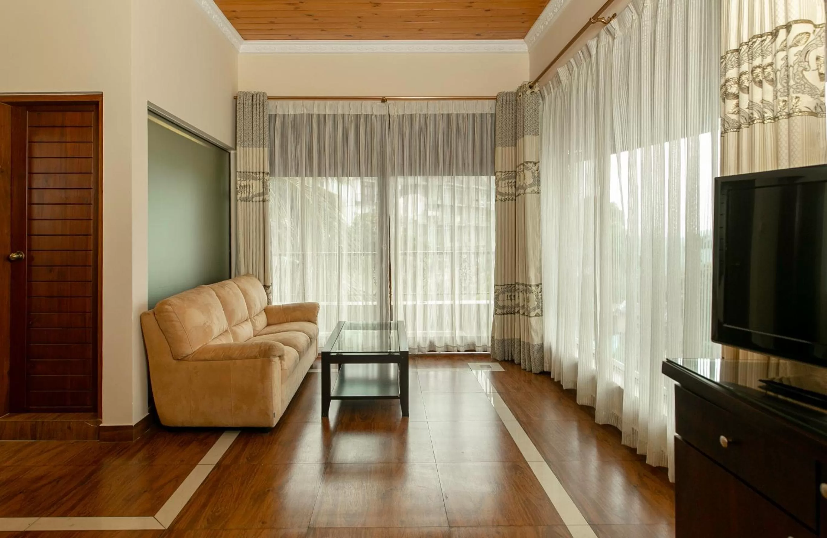 Suite with Lake View - single occupancy in Kings Ridge Kandy