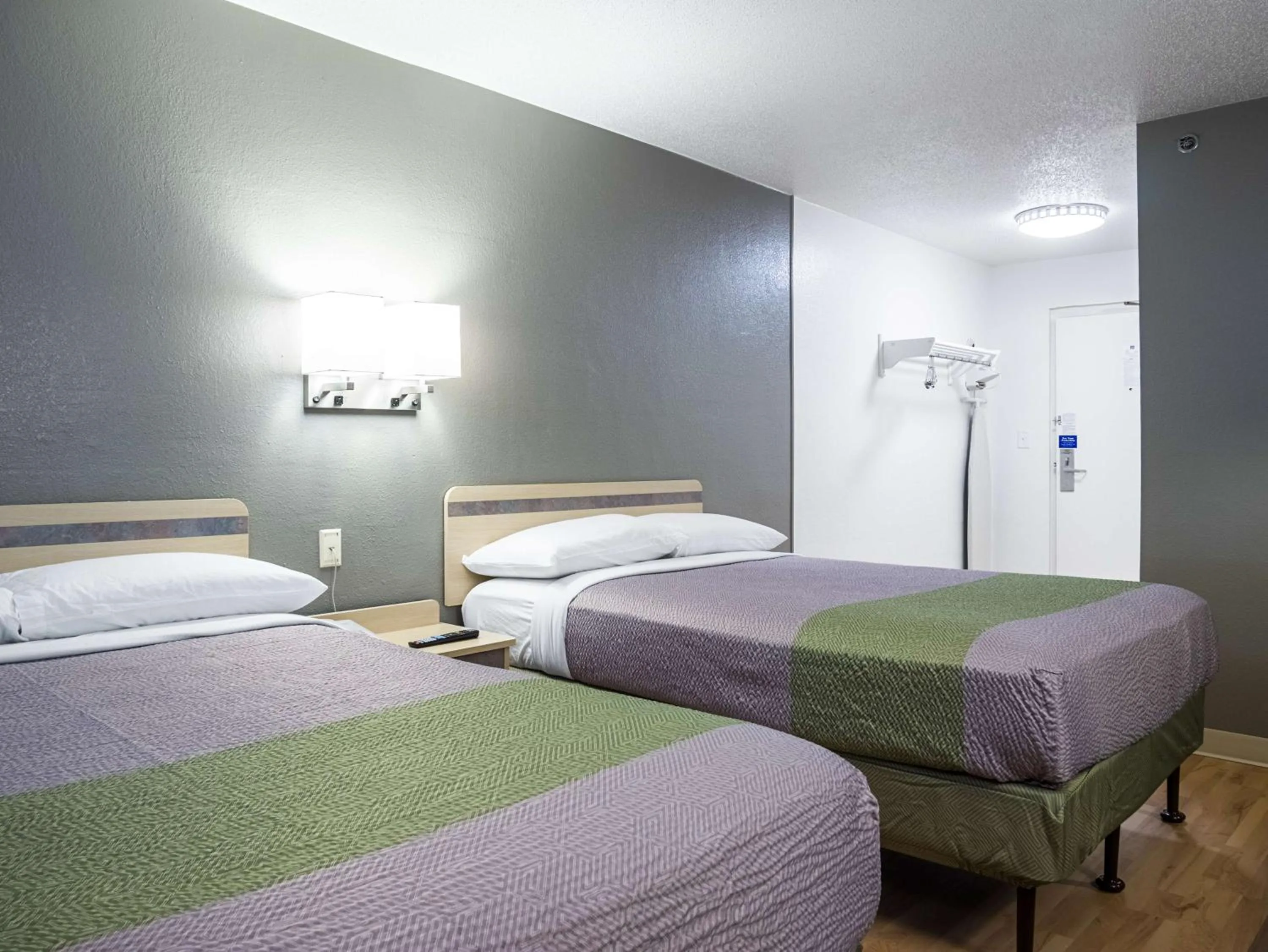 Quadruple Room - Non-Smoking in Studio 6-Miamisburg, OH - Dayton