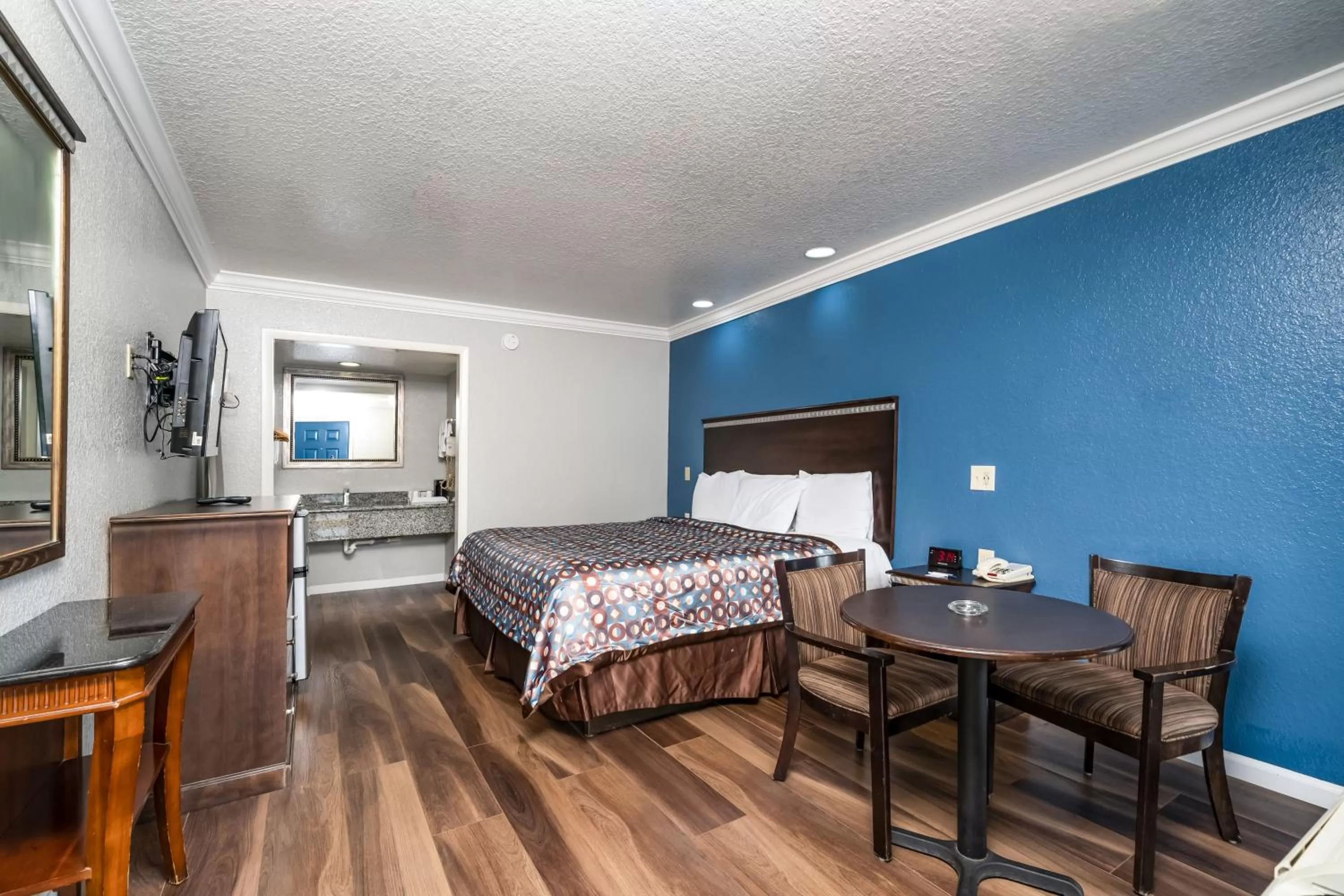 King Room - Smoking  in GatorTown Inn